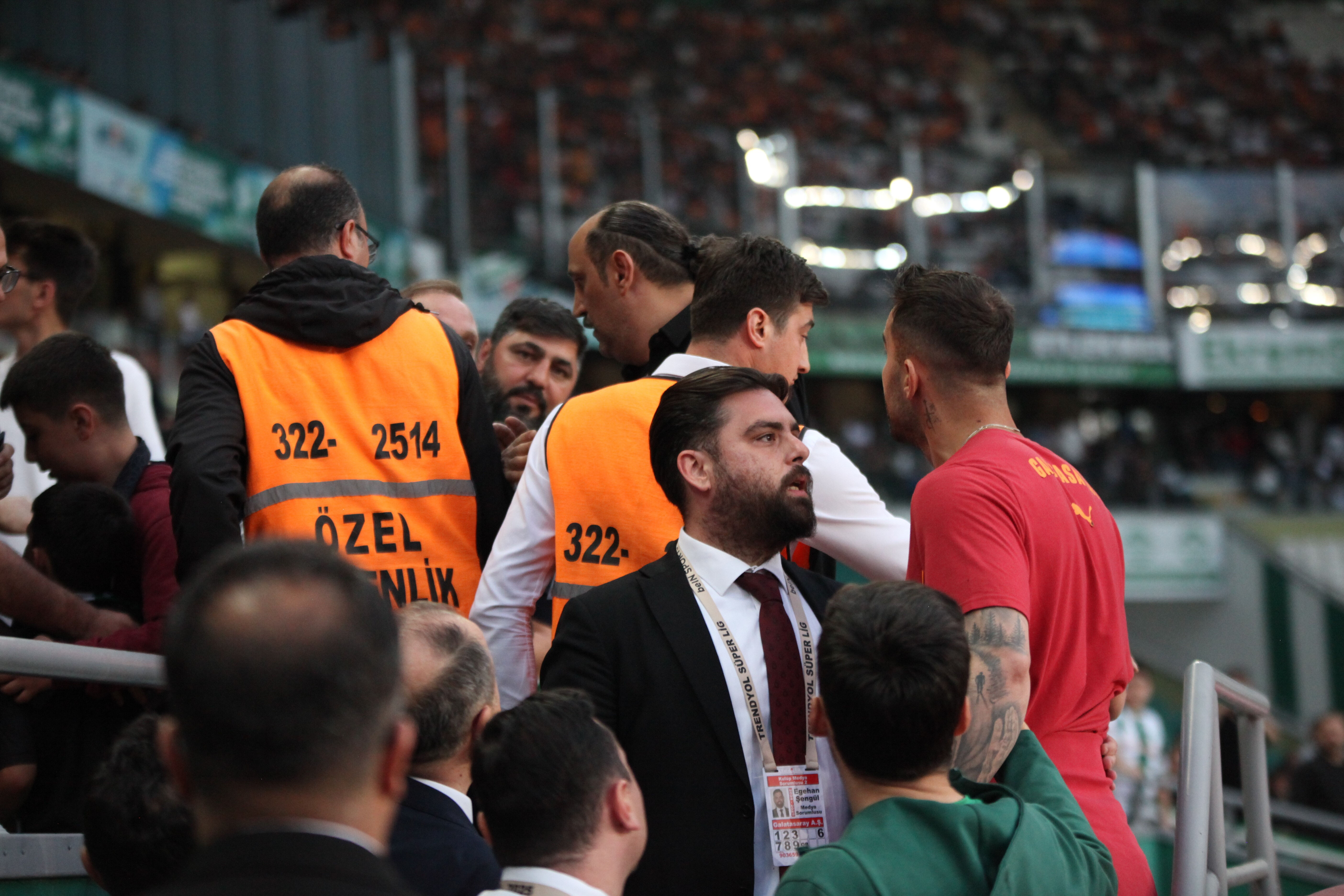 Abdülkerim Bardakcı ile Konyaspor taraftarı arasında gerginlik! Umut Nayir araya girdi - 2. Resim