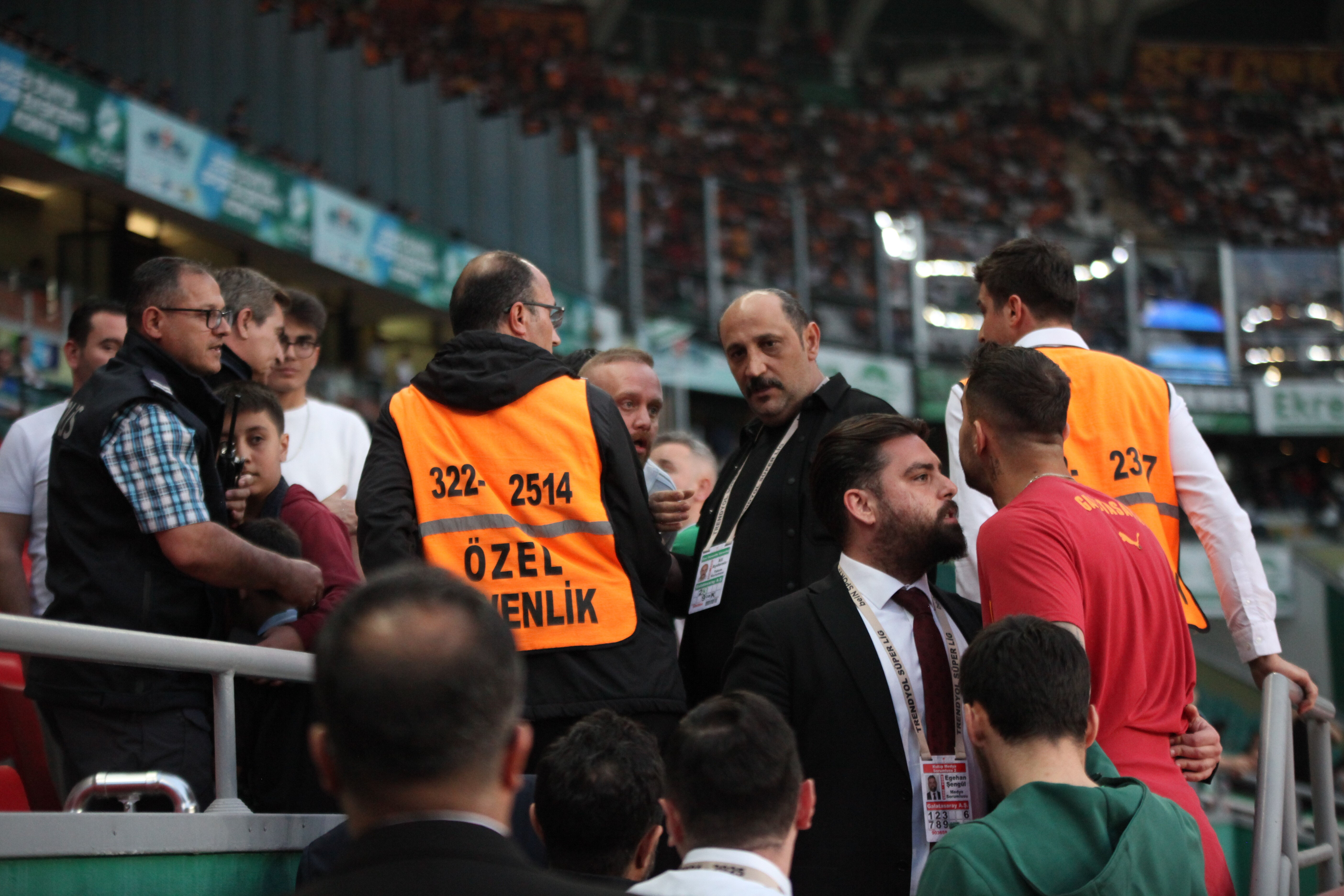 Abdülkerim Bardakcı ile Konyaspor taraftarı arasında gerginlik! Umut Nayir araya girdi - 3. Resim