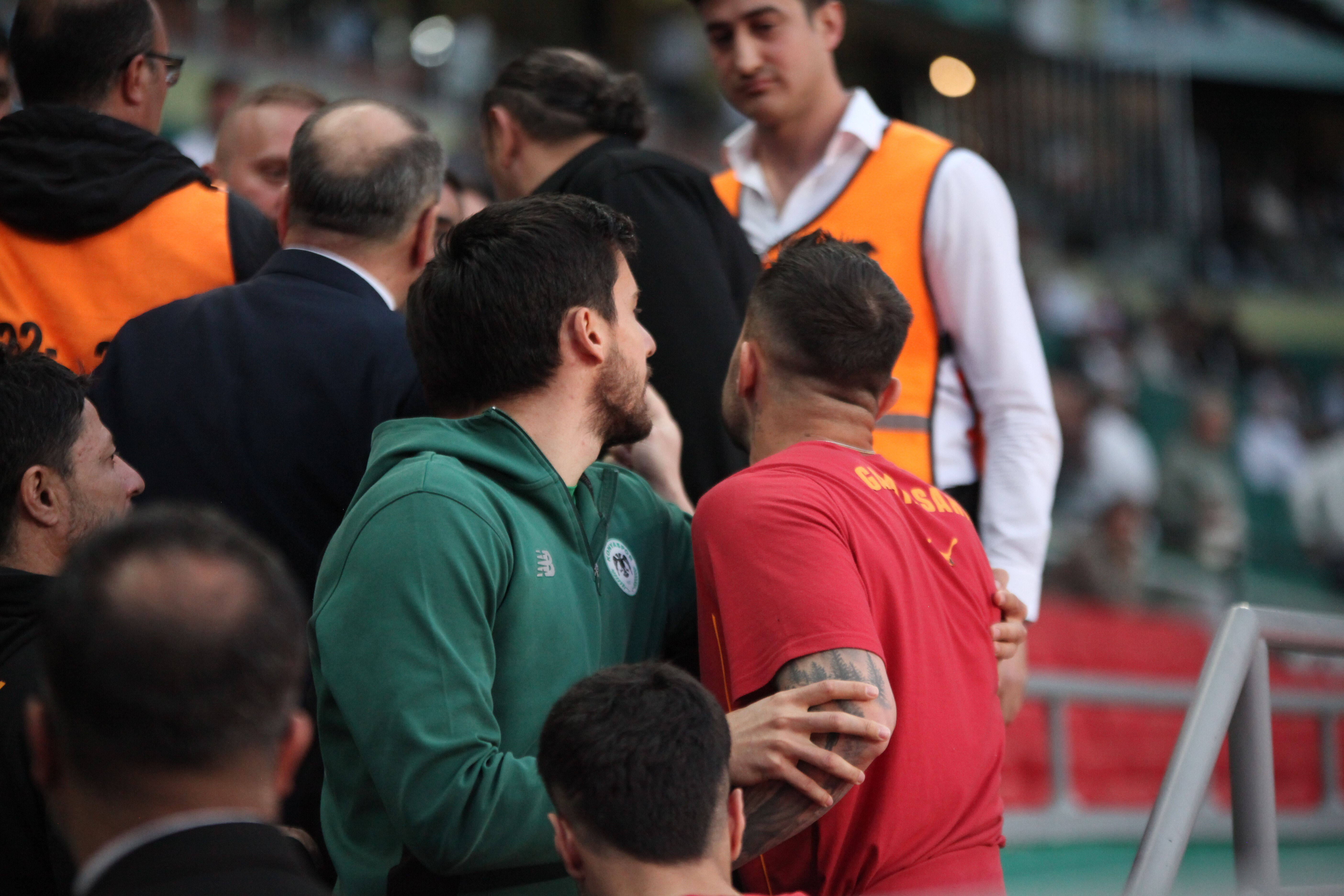 Abdülkerim Bardakcı ile Konyaspor taraftarı arasında gerginlik! Umut Nayir araya girdi - 1. Resim