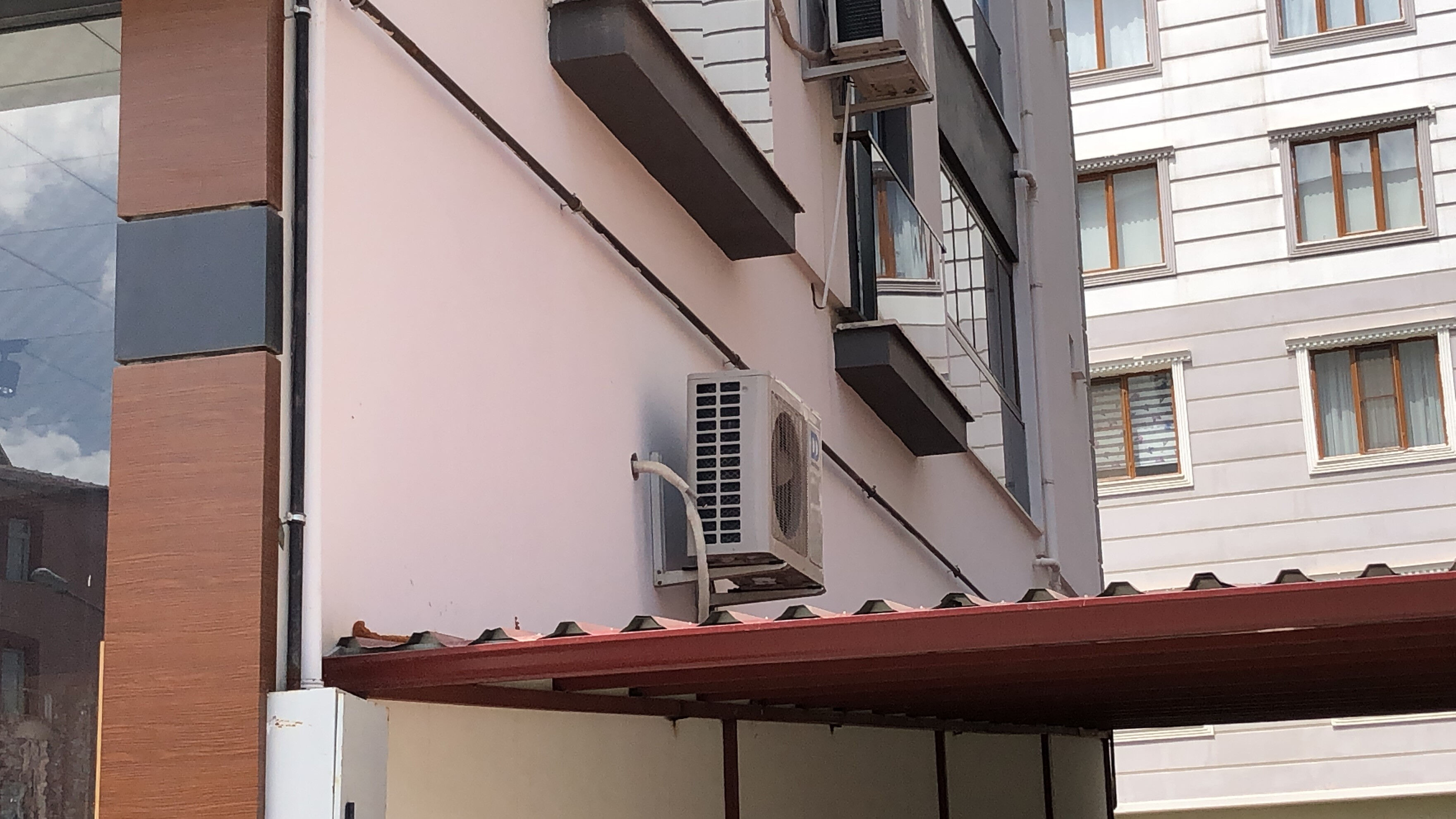 Bu kadarı da pes dedirtti! Motor sesinden rahatsız olunca önce silah çekti ardından darp etti - 2. Resim