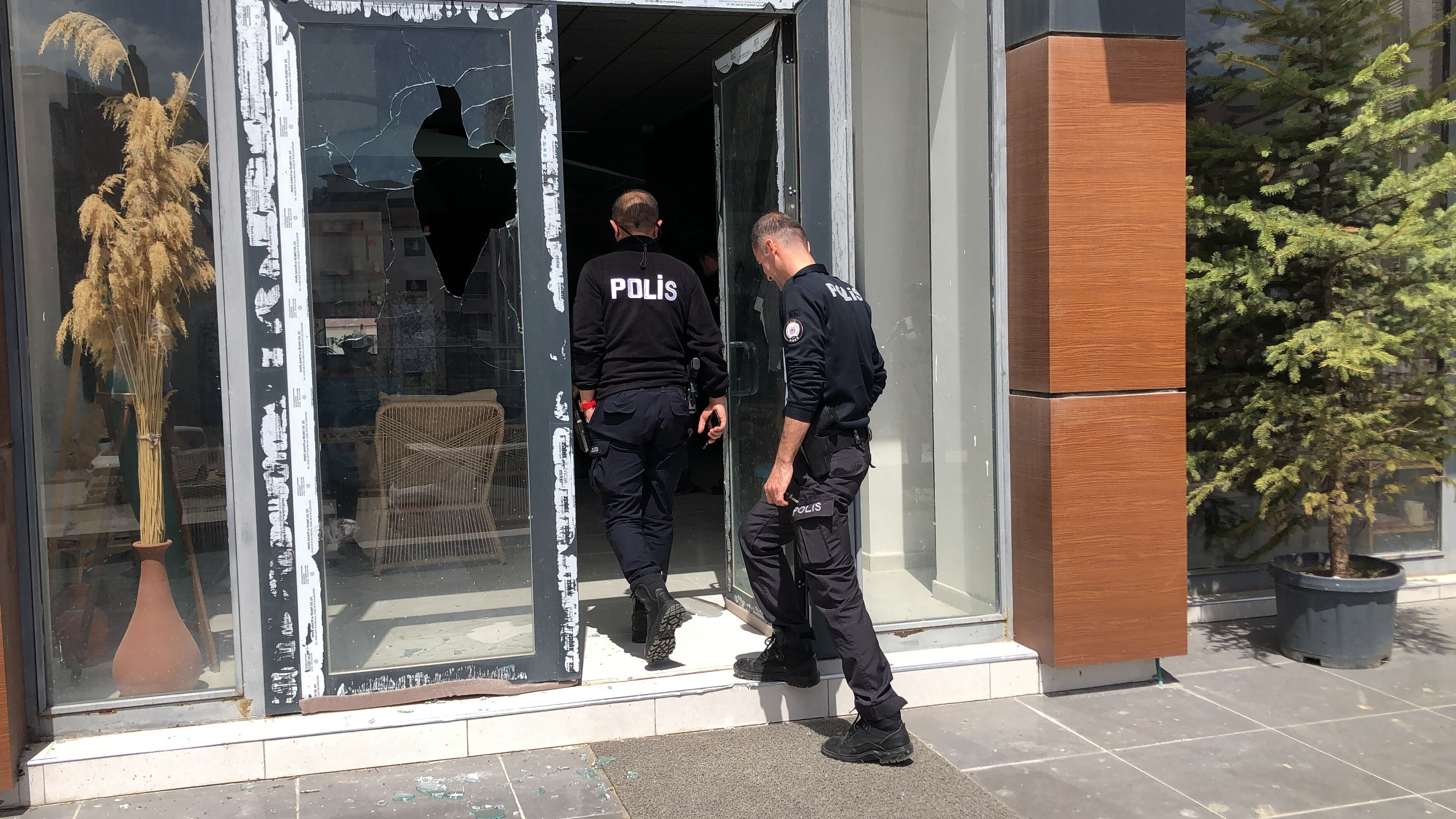 Bu kadarı da pes dedirtti! Motor sesinden rahatsız olunca önce silah çekti ardından darp etti - 1. Resim