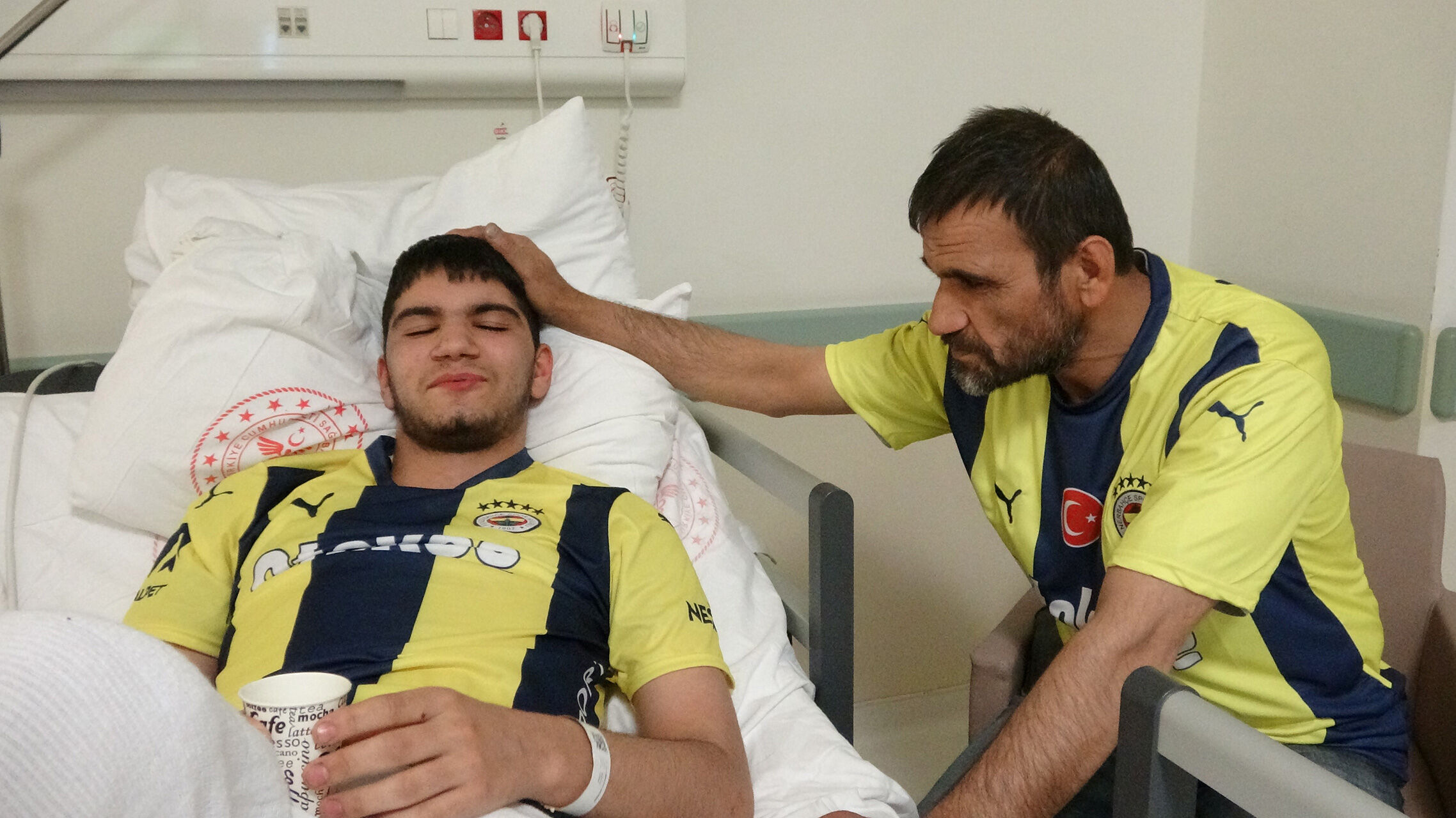 Dinozor kost&uuml;m&uuml;yle tanınmıştı... Trafik kazasında ağır yaralanan Ispartalı gen&ccedil;: Şampiyonluk gelmedi, Fenerbah&ccedil;eli kost&uuml;m gelsin - 2. Resim