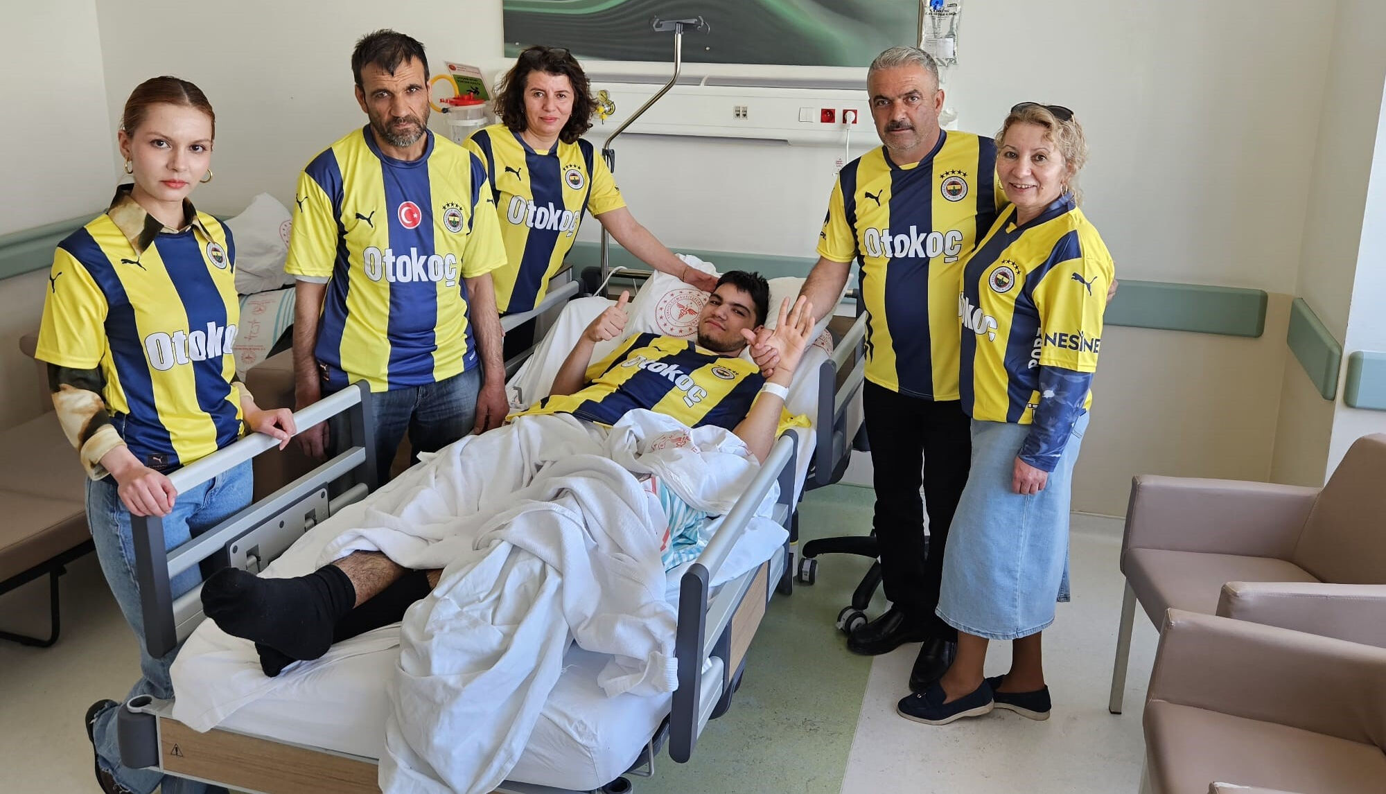 Dinozor kost&uuml;m&uuml;yle tanınmıştı... Trafik kazasında ağır yaralanan Ispartalı gen&ccedil;: Şampiyonluk gelmedi, Fenerbah&ccedil;eli kost&uuml;m gelsin - 4. Resim