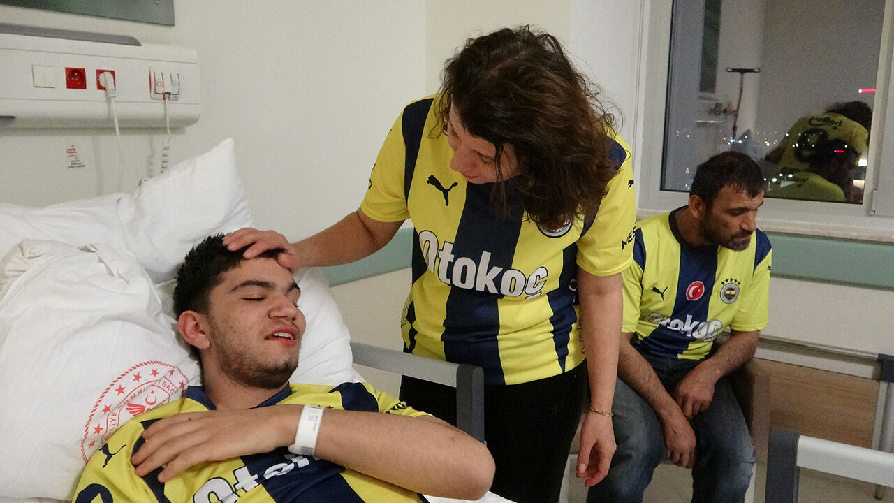 Dinozor kost&uuml;m&uuml;yle tanınmıştı... Trafik kazasında ağır yaralanan Ispartalı gen&ccedil;: Şampiyonluk gelmedi, Fenerbah&ccedil;eli kost&uuml;m gelsin - 3. Resim