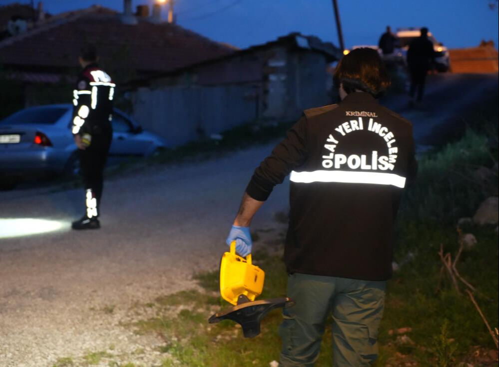 Eşine mesaj atan akrabasını sokak ortasında vurdu! 5 kişi gözaltında Eşine mesaj atan akrabasını sokak ortasında vurdu! 5 kişi gözaltında - 1. Resim