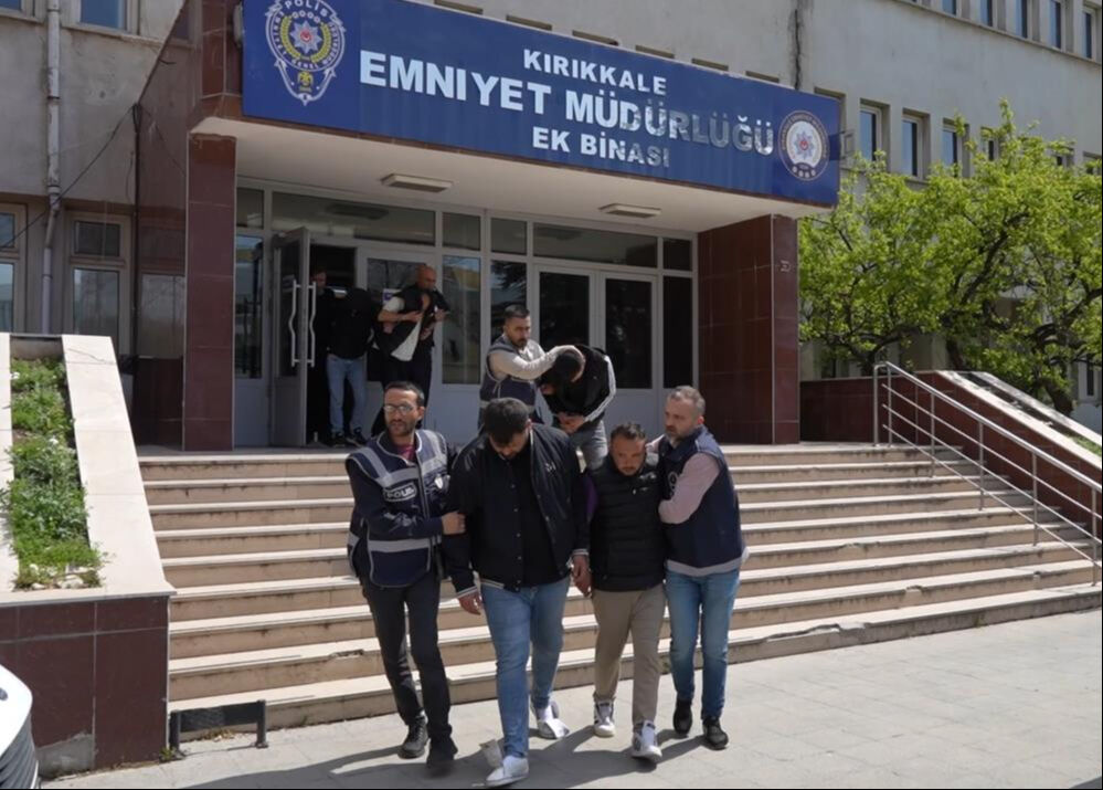 Eşine mesaj atan akrabasını sokak ortasında vurdu! 5 kişi gözaltında Eşine mesaj atan akrabasını sokak ortasında vurdu! 5 kişi gözaltında - 2. Resim