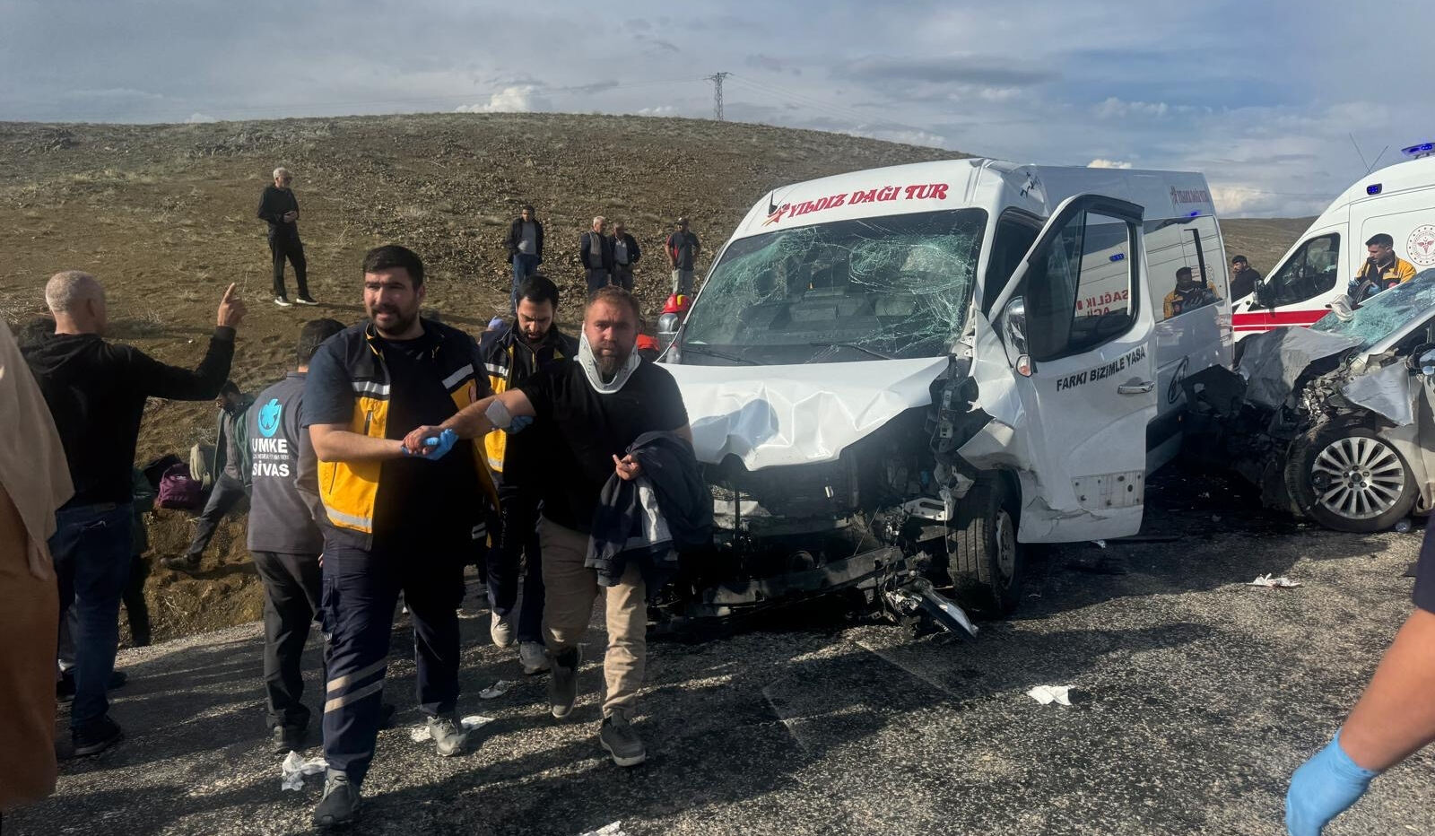 Feci kazada can pazarı kuruldu, ambulans helikopter devreye girdi! Ölü ve yaralılar var Feci kazada can pazarı kuruldu! Yaralılar için ambulans helikopter devreye girdi - 1. Resim
