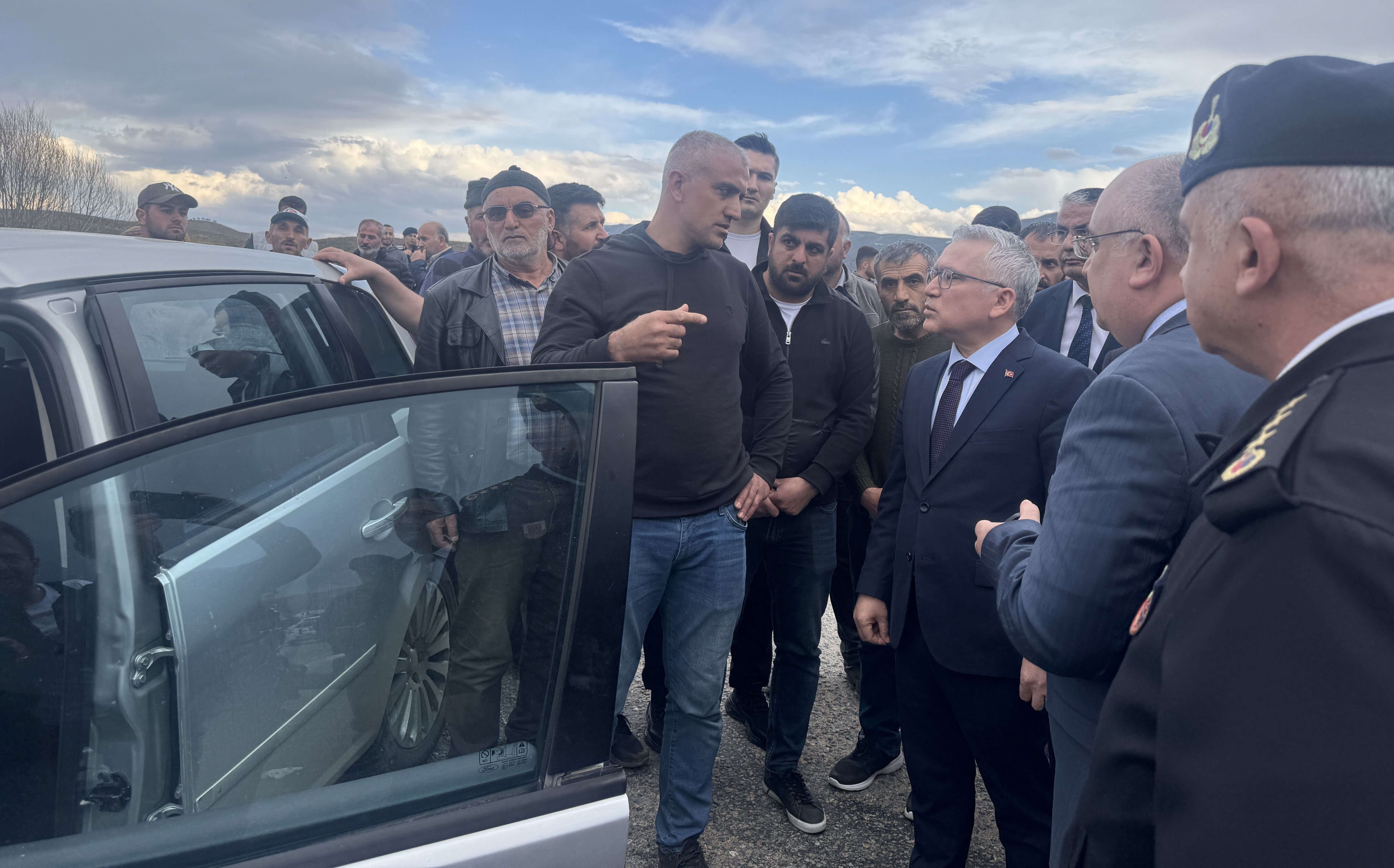 Feci kazada can pazarı kuruldu, ambulans helikopter devreye girdi! Ölü ve yaralılar var Feci kazada can pazarı kuruldu! Yaralılar için ambulans helikopter devreye girdi - 3. Resim