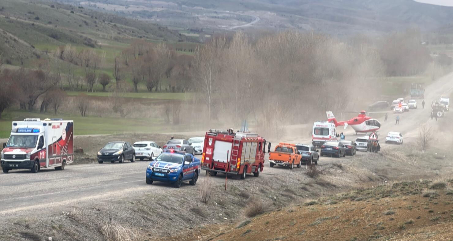 Feci kazada can pazarı kuruldu, ambulans helikopter devreye girdi! Ölü ve yaralılar var Feci kazada can pazarı kuruldu! Yaralılar için ambulans helikopter devreye girdi - 2. Resim