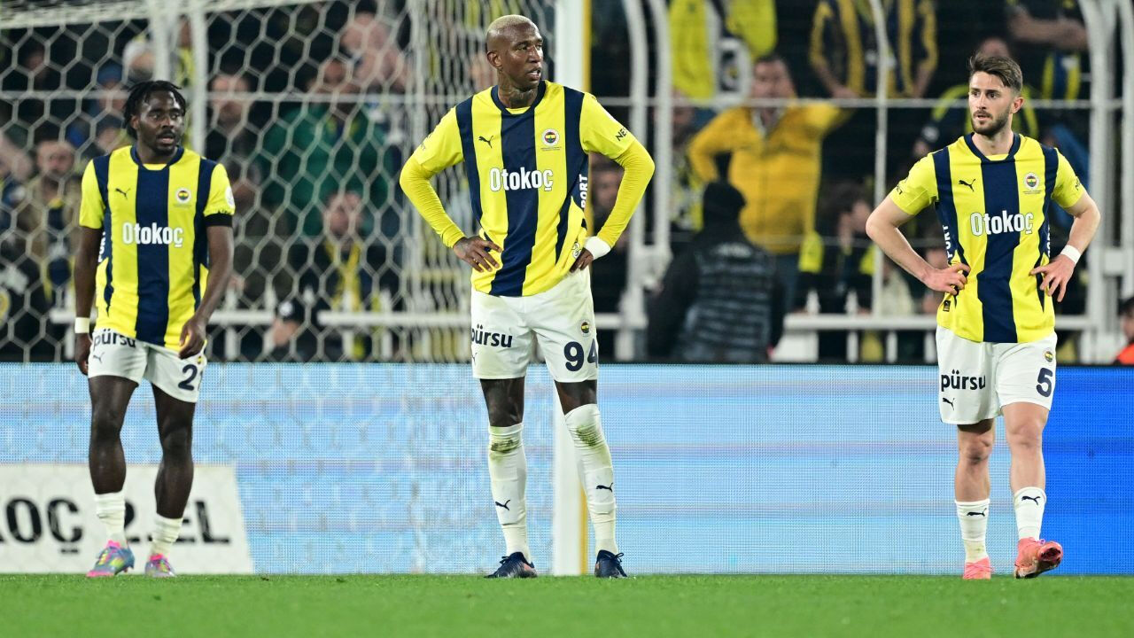 Fenerbahçe'de 11 futbolcunun bileti kesildi! Kayserispor beraberliği sonrası kadro operasyonu Fenerbahçe'de 11 futbolcunun bileti kesildi! Kayserispor beraberliği sonrası kadro operasyonu - 2. Resim