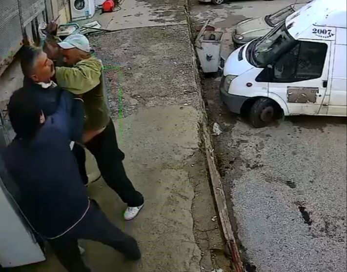 İki arkadaşın tartışması faciayla bitti! Bıçaklayacakken 2 metrelik duvardan düştü İki arkadaşın tartışması faciayla bitti! Bıçaklayacakken 2 metrelik duvardan düştü - 1. Resim