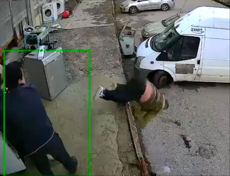 İki arkadaşın tartışması faciayla bitti! Bıçaklayacakken 2 metrelik duvardan düştü İki arkadaşın tartışması faciayla bitti! Bıçaklayacakken 2 metrelik duvardan düştü - 2. Resim