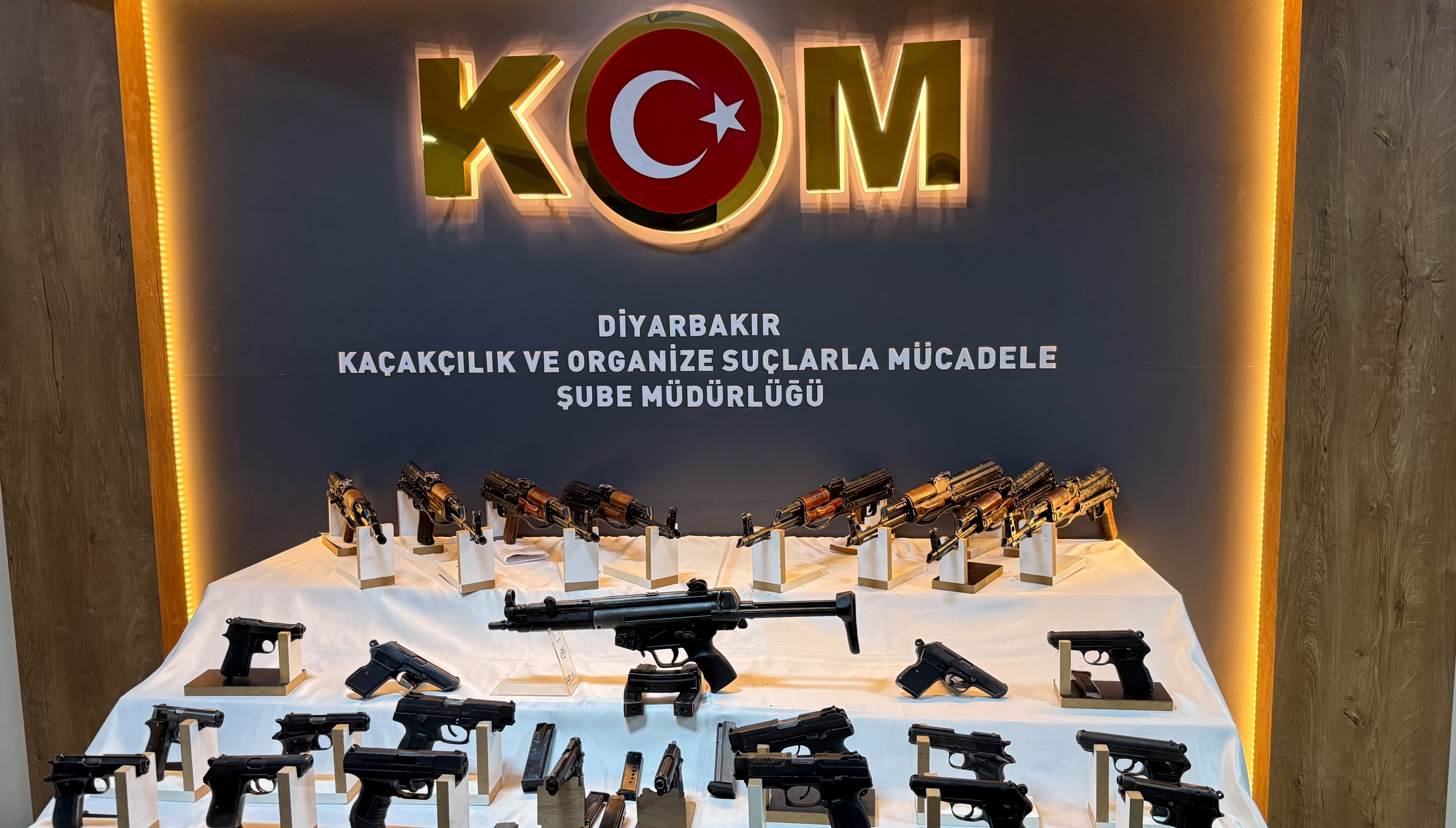 Irak’tan Diyarbakır’a gelen aracın gizli bölmelerinden neler çıktı neler! 3 kişi tutuklandı - 1. Resim