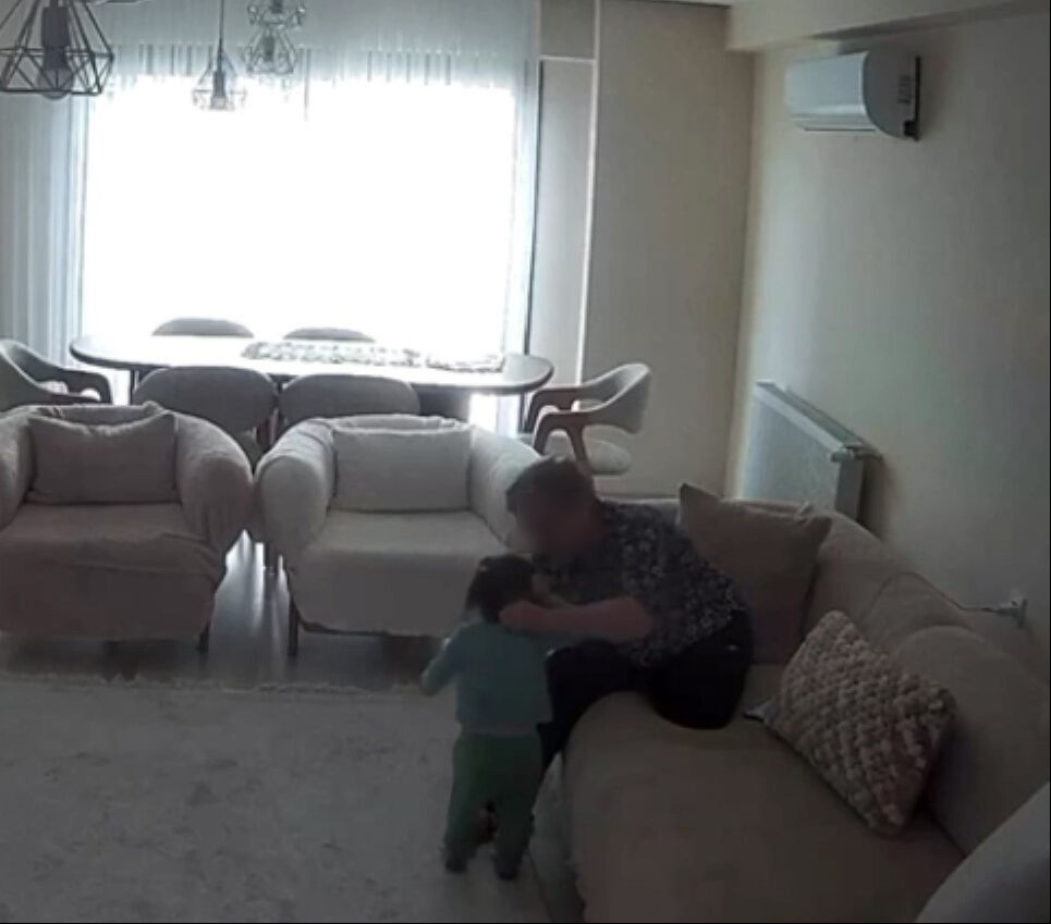 İsyan ettiren görüntüler! 1 yaşındaki çocuğa yapmadığı kalmadı - 2. Resim