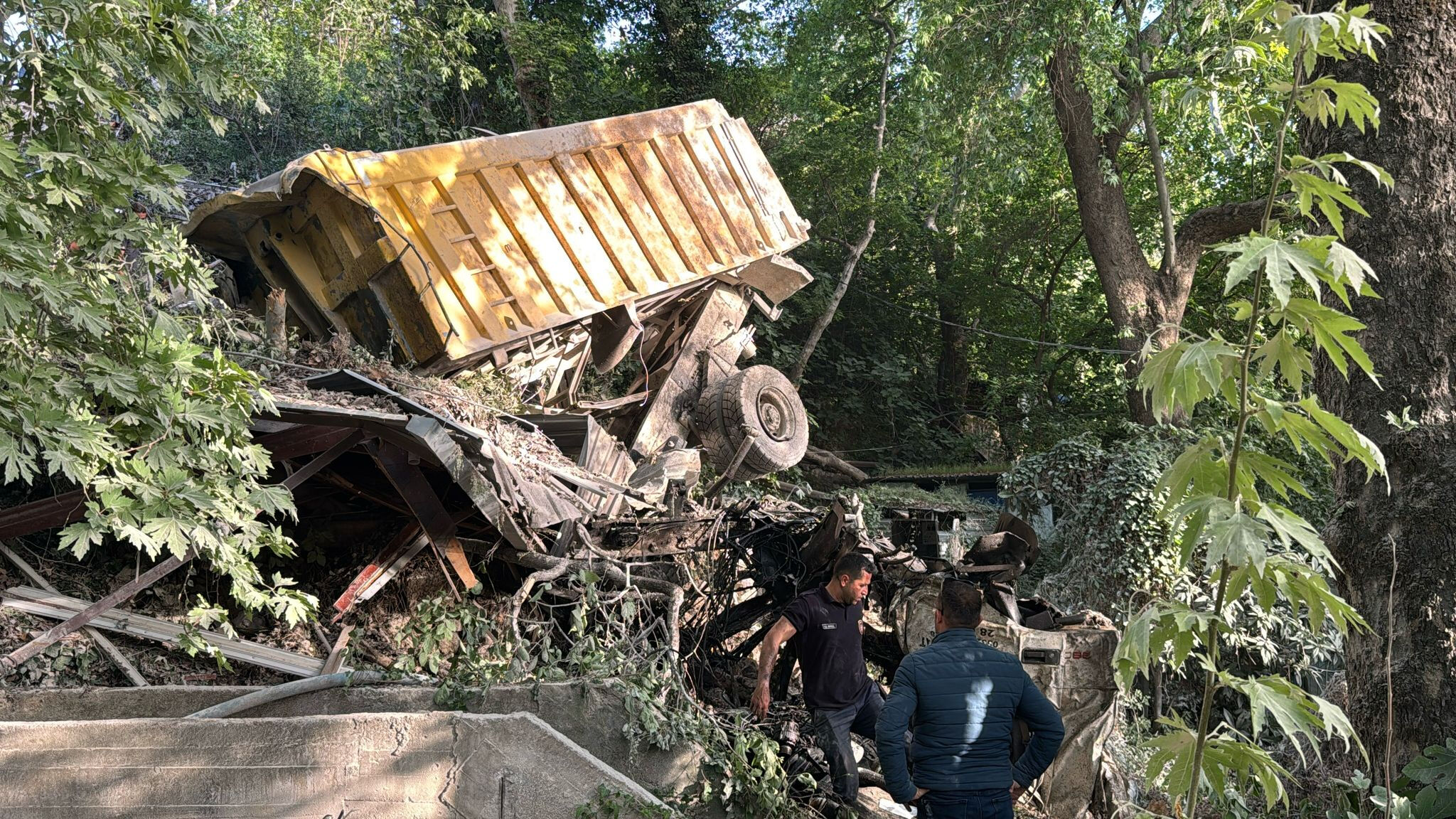 Kamyon dehşet saçtı! Uçurumda son bulan kazada 1 ölü, 1 yaralı Kamyon dehşet saçtı! Uçurumda son bulan kazada 1 ölü, 1 yaralı - 1. Resim