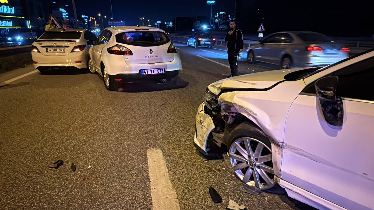 Kocaeli'de 7 araç birbirine girdi! Yaralılar var Kocaeli'de 7 araç birbirine girdi! Yaralılar var - 1. Resim