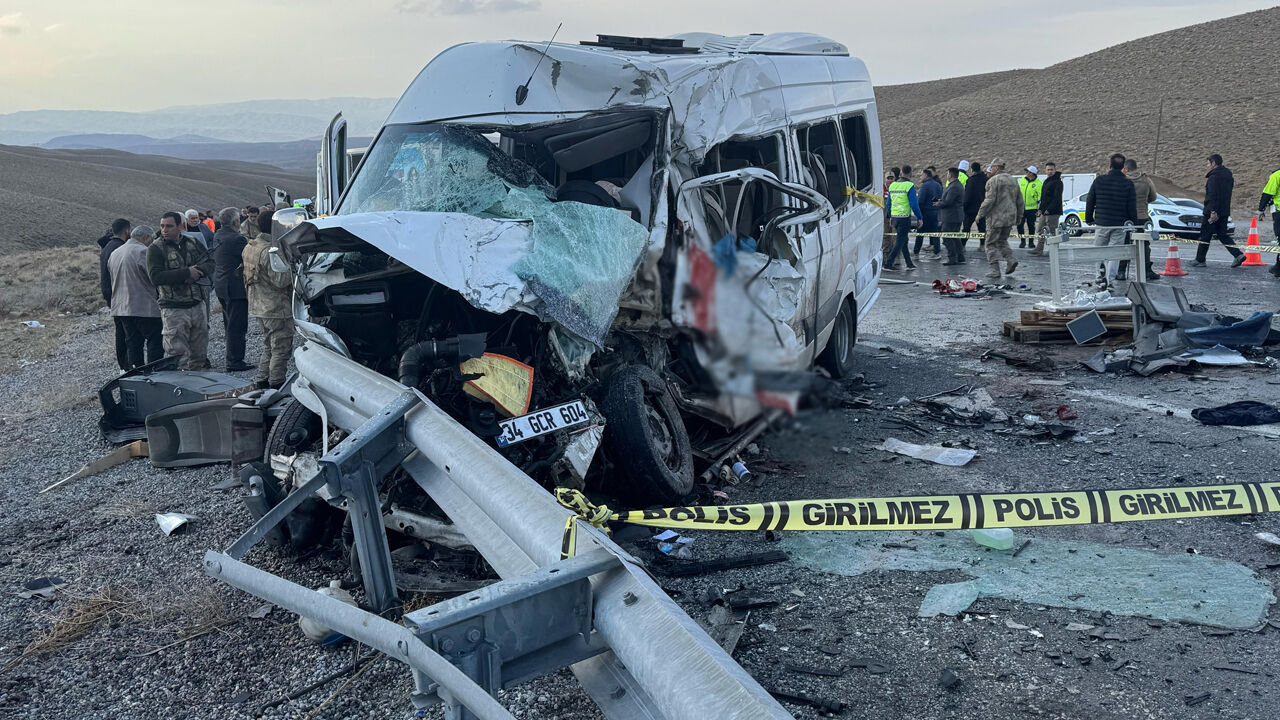 Minibüsle kamyonet çarpıştı, ortalık kan gölüne döndü! 7 ölü, 12 yaralı var Minibüsle kamyonet çarpıştı, ortalık kan gölüne döndü! 6 ölü, 8 yaralı var - 2. Resim