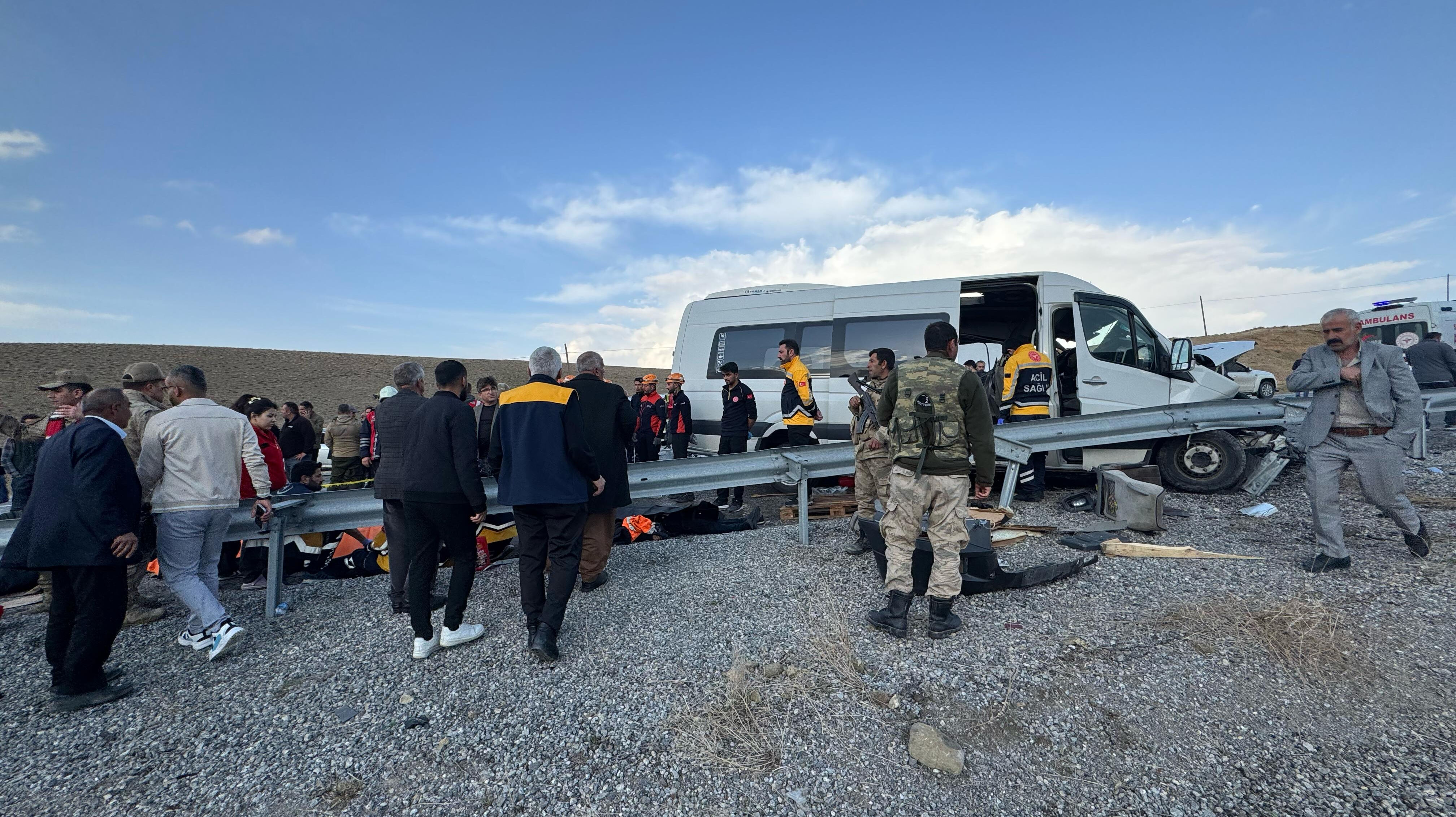 Minibüsle kamyonet çarpıştı, ortalık kan gölüne döndü! 7 ölü, 12 yaralı var Minibüsle kamyonet çarpıştı, ortalık kan gölüne döndü! 6 ölü, 8 yaralı var - 1. Resim