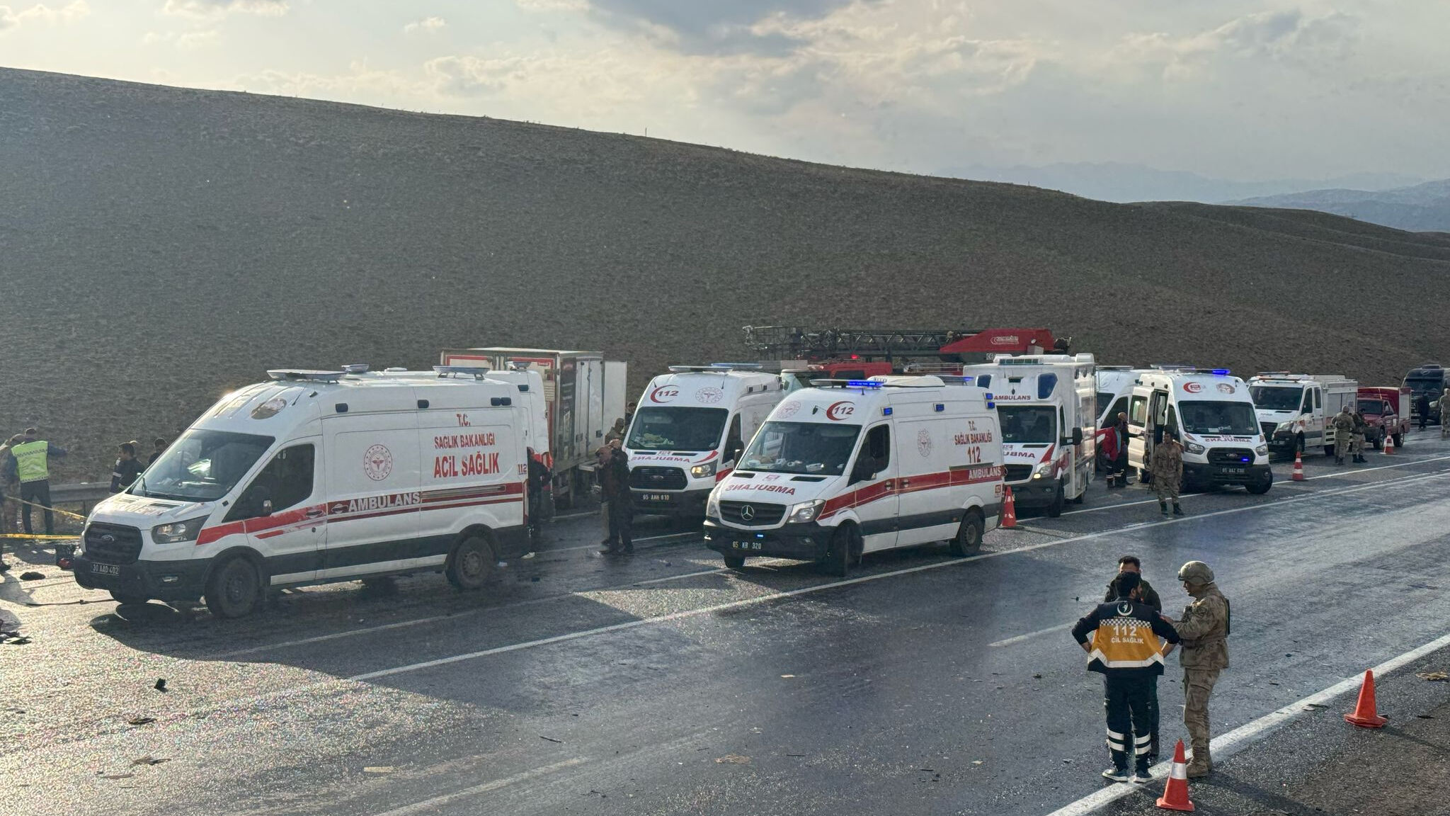 Minibüsle kamyonet çarpıştı, ortalık kan gölüne döndü! 7 ölü, 12 yaralı var Minibüsle kamyonet çarpıştı, ortalık kan gölüne döndü! 6 ölü, 8 yaralı var - 3. Resim