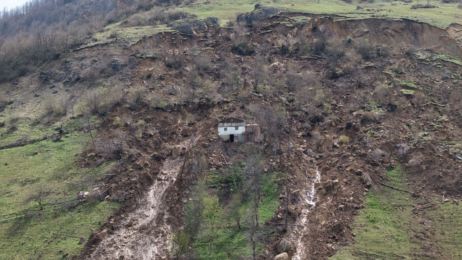 Trabzon'da heyelan faciası! Evler toprağa karıştı, yollar ulaşıma kapandı Trabzon'da heyelan faciası! Evler toprağa karıştı, yollar ulaşıma kapandı - 1. Resim