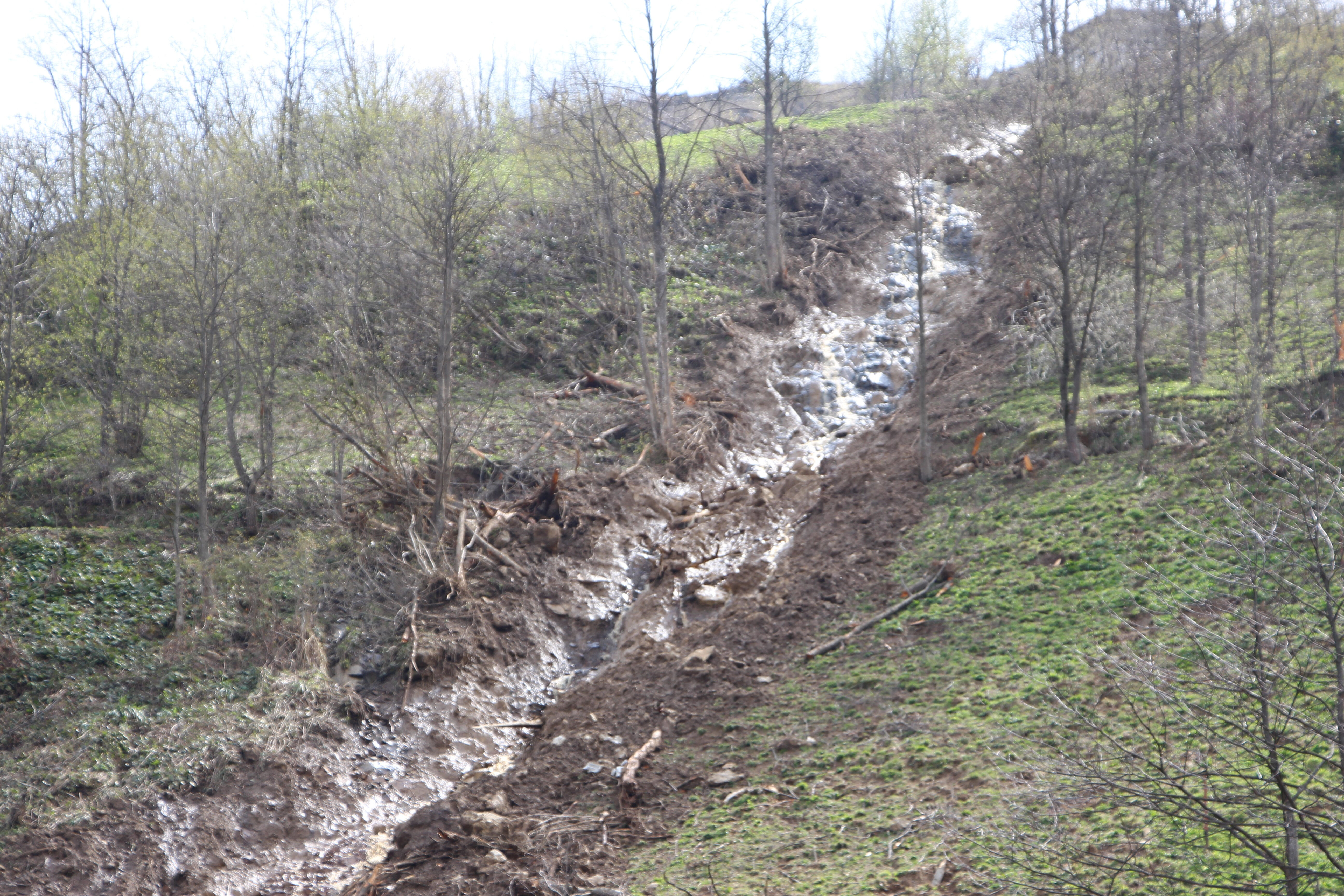 Trabzon'da heyelan faciası! Evler toprağa karıştı, yollar ulaşıma kapandı Trabzon'da heyelan faciası! Evler toprağa karıştı, yollar ulaşıma kapandı - 3. Resim
