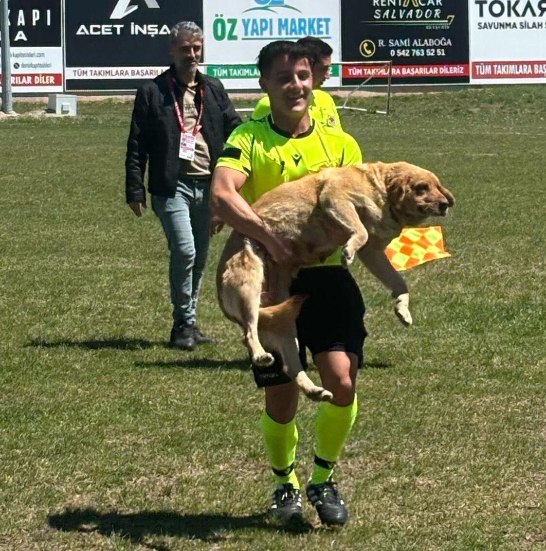 Yeşil sahada renkli anlar! Köpeğe önce kırmızı kart gösterdi, ardından dışarı çıkardı Yeşil sahada renkli anlar! Köpeğe önce kırmızı kart gösterdi, ardından dışarı çıkardı - 1. Resim