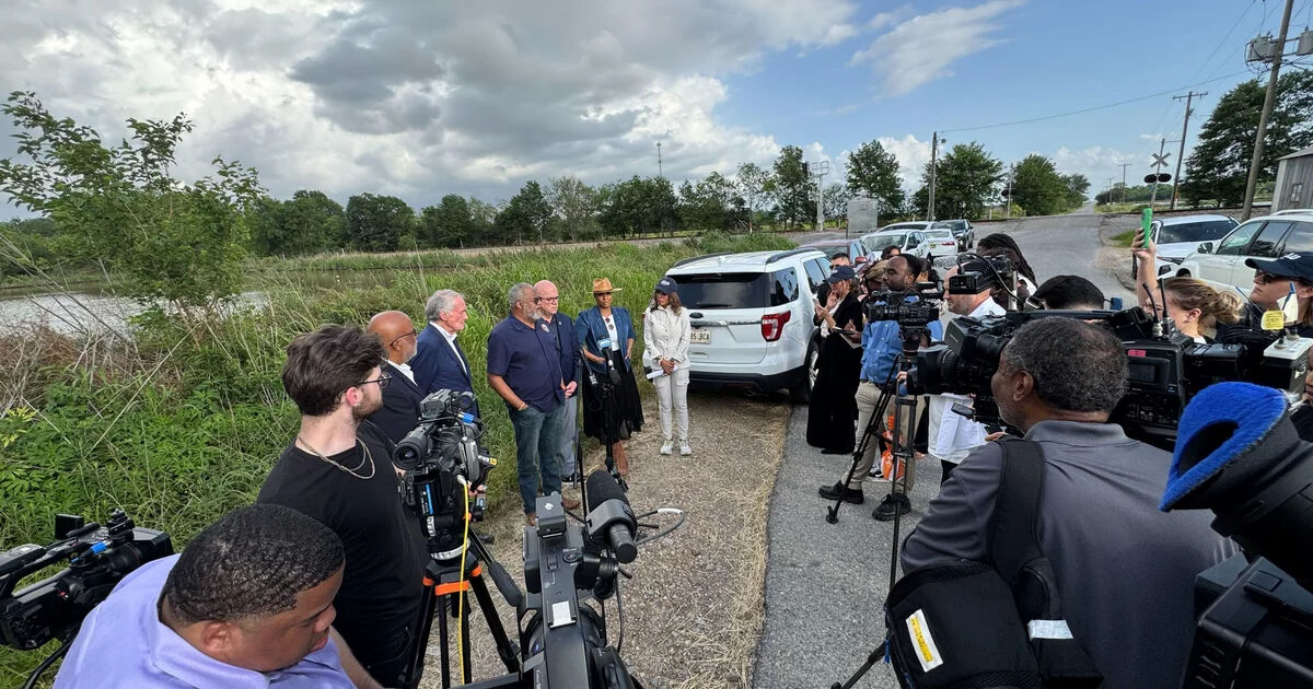 ABDli milletvekilleri Rümeysa Öztürk’le gözaltı merkezinde buluştu! ABDli milletvekilleri Rümeysa Öztürk’le gözaltı merkezinde buluştu! - 1. Resim