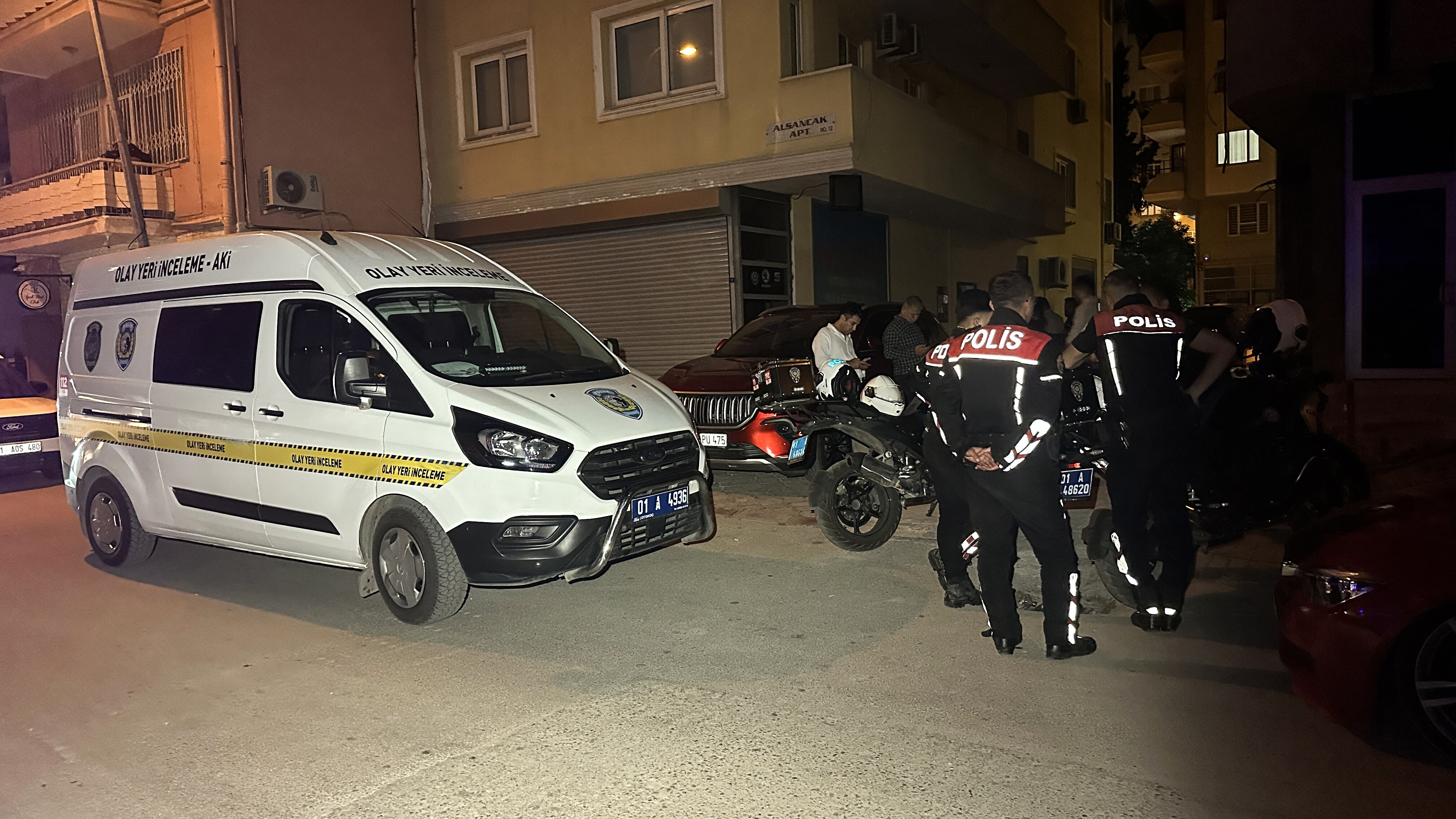 Adana'da dehşet! İki kişiyi öldürüp polisten kaçtı, çatıda canına kıydı Adana'da dehşet! İki kişiyi öldürüp polisten kaçtı, çatıda canına kıydı - 1. Resim