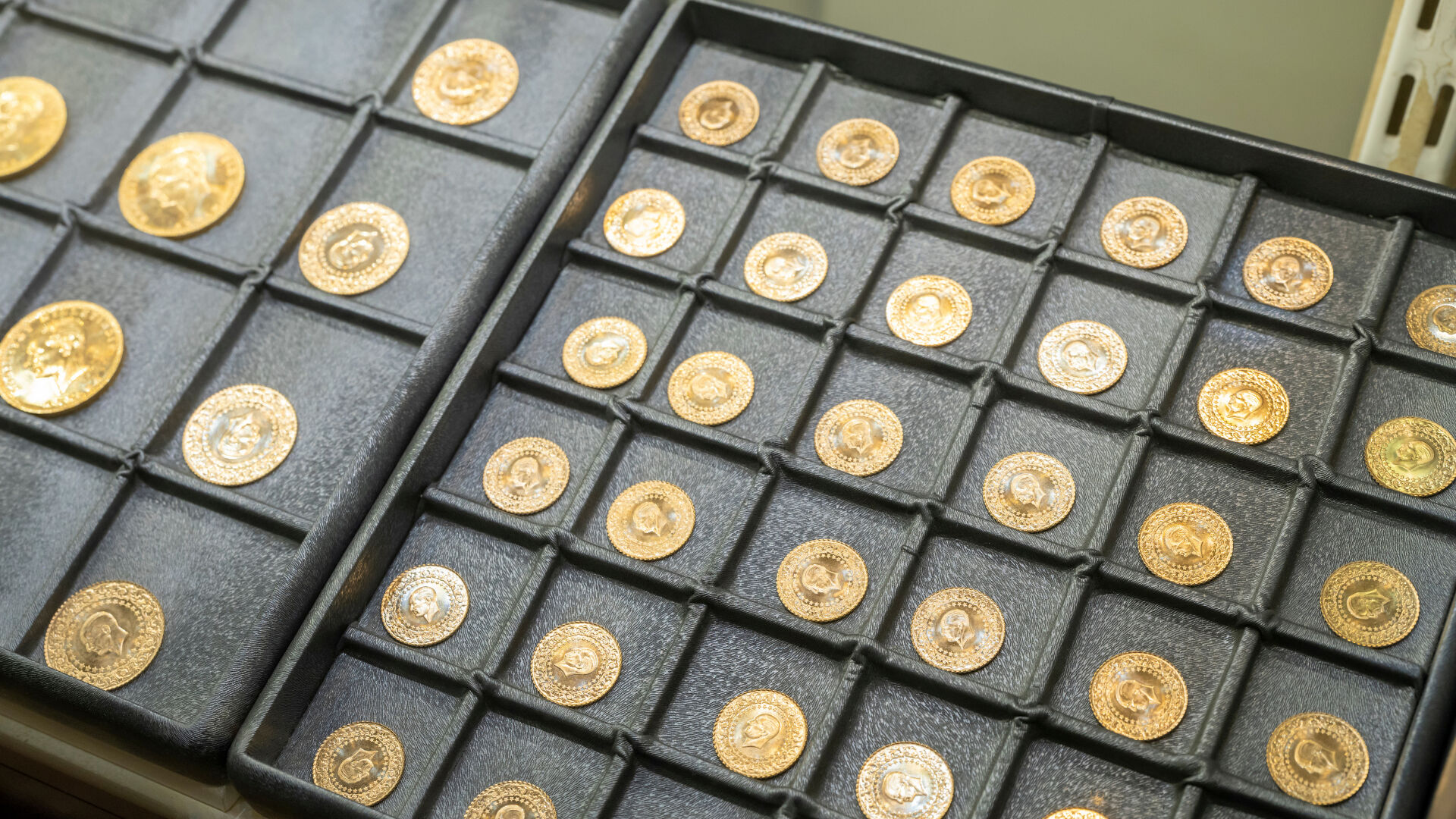 Altın dibe mi vurdu? Çeyrek altın fiyatındaki düşüş piyasaları sarstı - 3. Resim