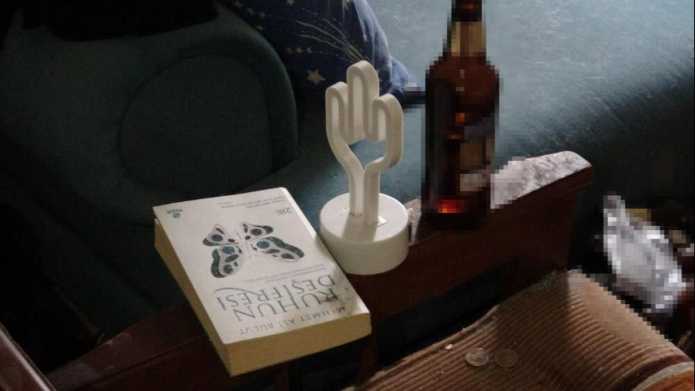 Annesinin cesediyle 2 hafta yaşadı! Şüpheli ölümden gözaltı, uyuşturucudan tutuklama Annesinin cesediyle 2 hafta yaşadı! Şüpheli ölümden gözaltı, uyuşturucudan tutuklama - 1. Resim