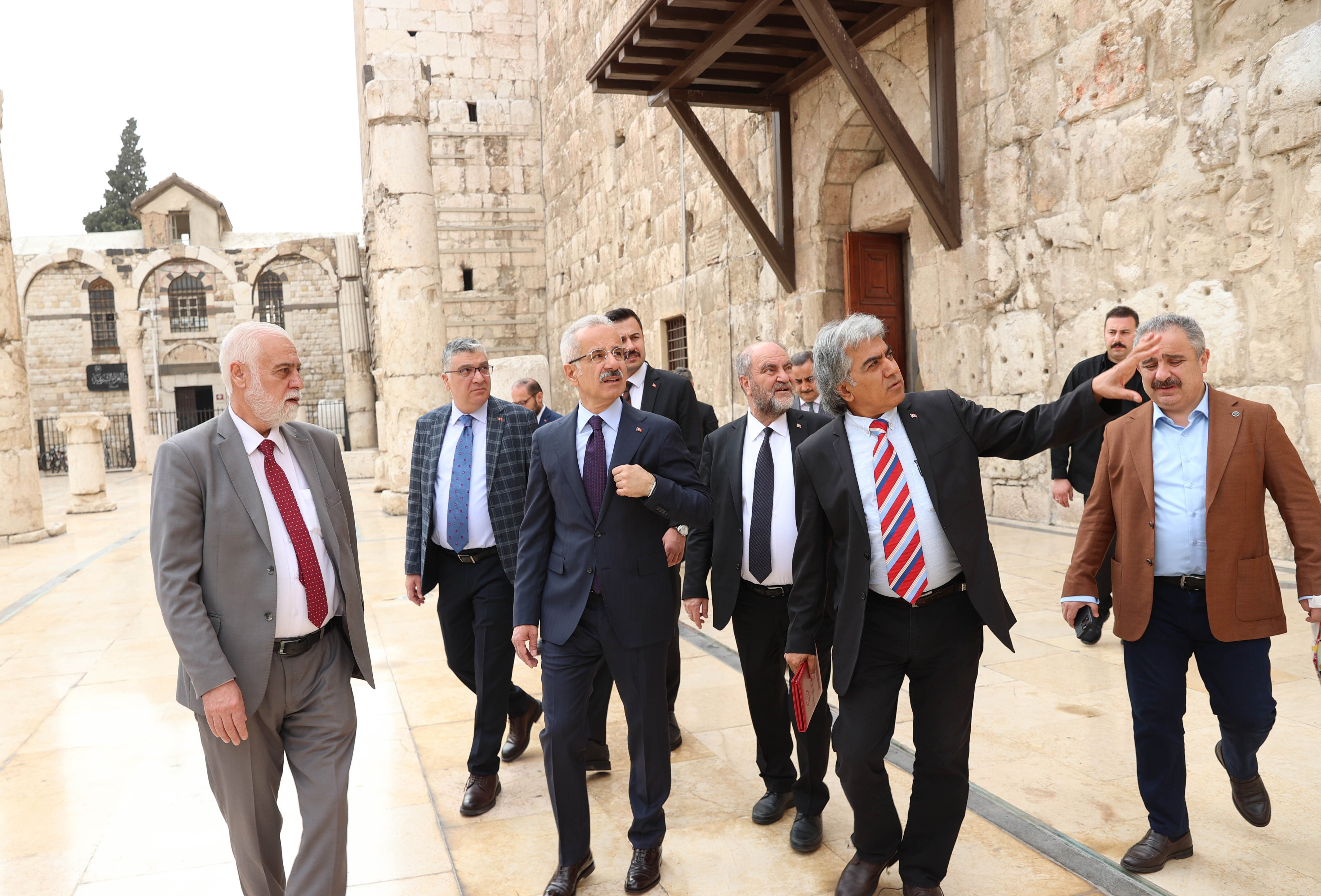 Bakan Abdulkadir Uraloğlu, Şam'da! Emevi Camisi'ni ziyaret etti Bakan Abdulkadir Uraloğlu, Şam'da! Emevi Camisi'ni ziyaret etti - 1. Resim