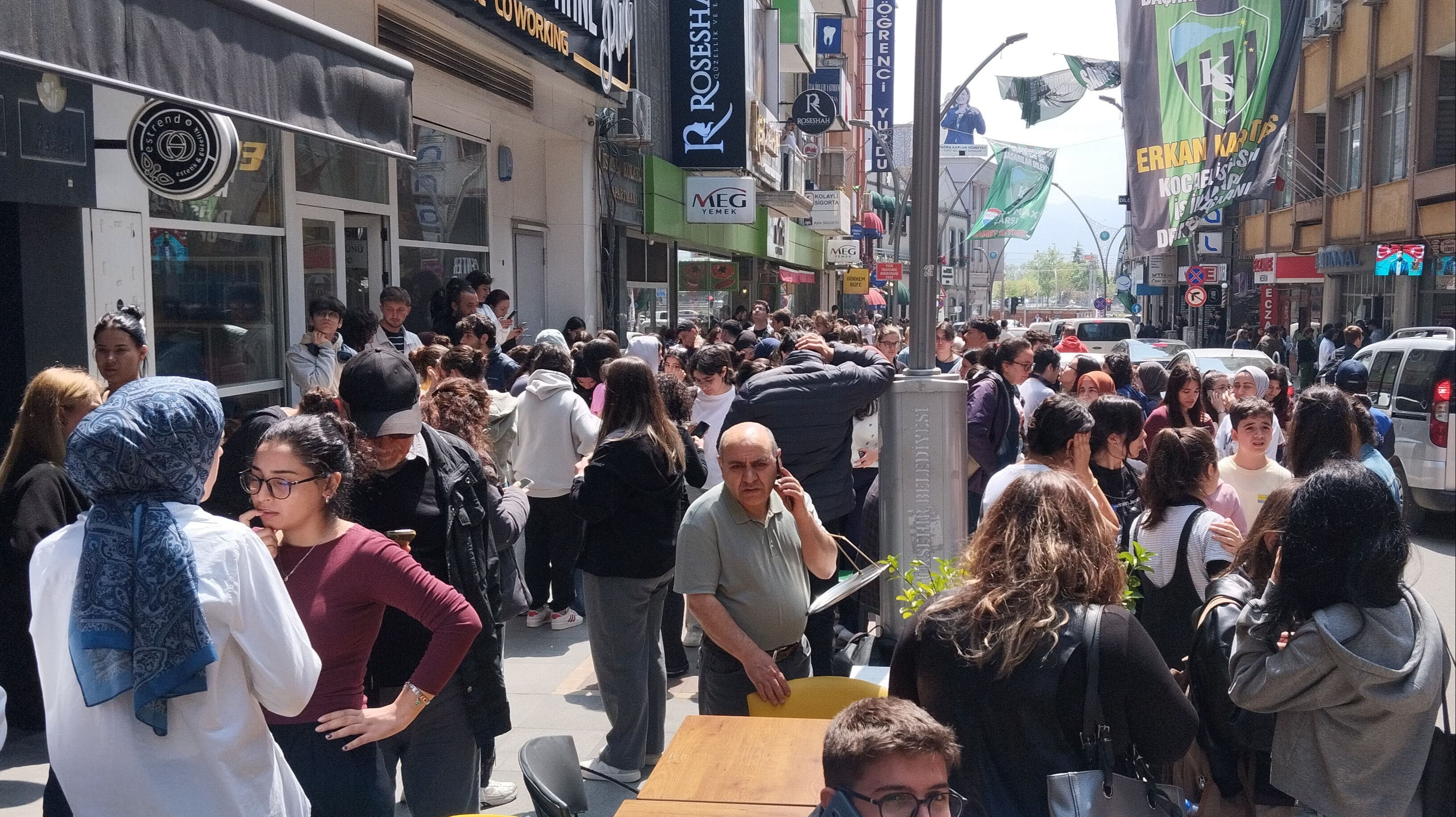 Deprem paniği kalp krizine neden oldu! Beylikdüzü'nde bir vatandaş hastaneye kaldırıldı - 1. Resim