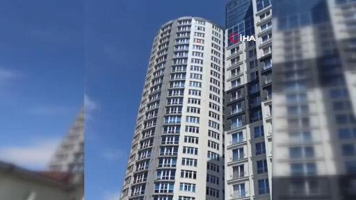 Deprem sırasında korkutan g&ouml;r&uuml;nt&uuml;! &Ccedil;ok katlı rezidans işte b&ouml;yle sallandı - 2. Resim