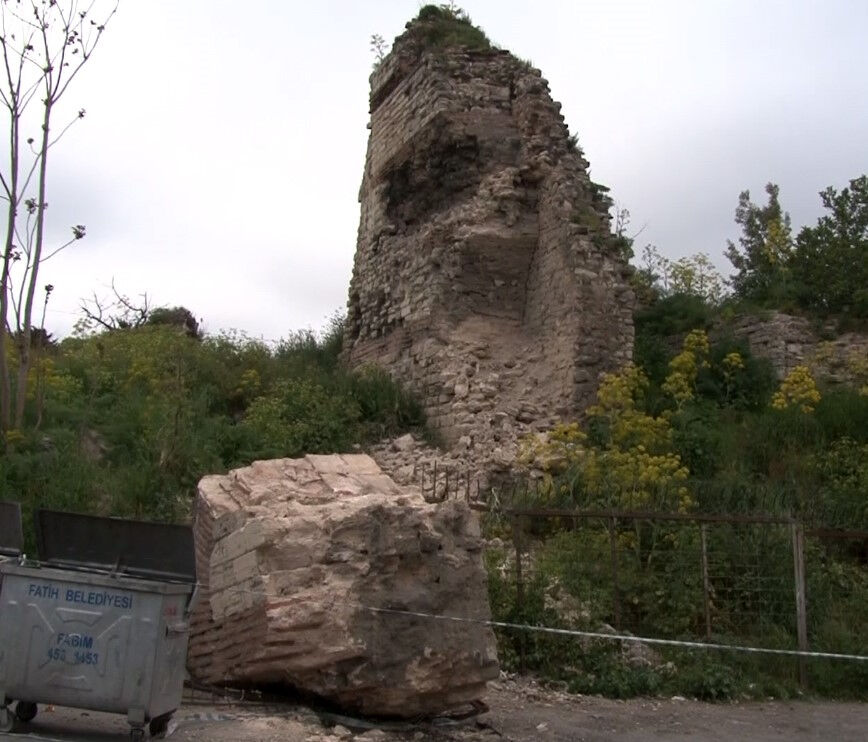 Deprem sonrası tarihi surlarda faciadan dönüldü! Dev parça olduğu gibi koptu Deprem sonrası tarihi surlarda faciadan dönüldü! Dev parça olduğu gibi koptu - 3. Resim