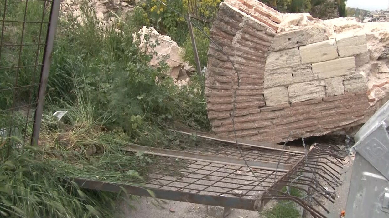 Deprem sonrası tarihi surlarda faciadan dönüldü! Dev parça olduğu gibi koptu Deprem sonrası tarihi surlarda faciadan dönüldü! Dev parça olduğu gibi koptu - 2. Resim