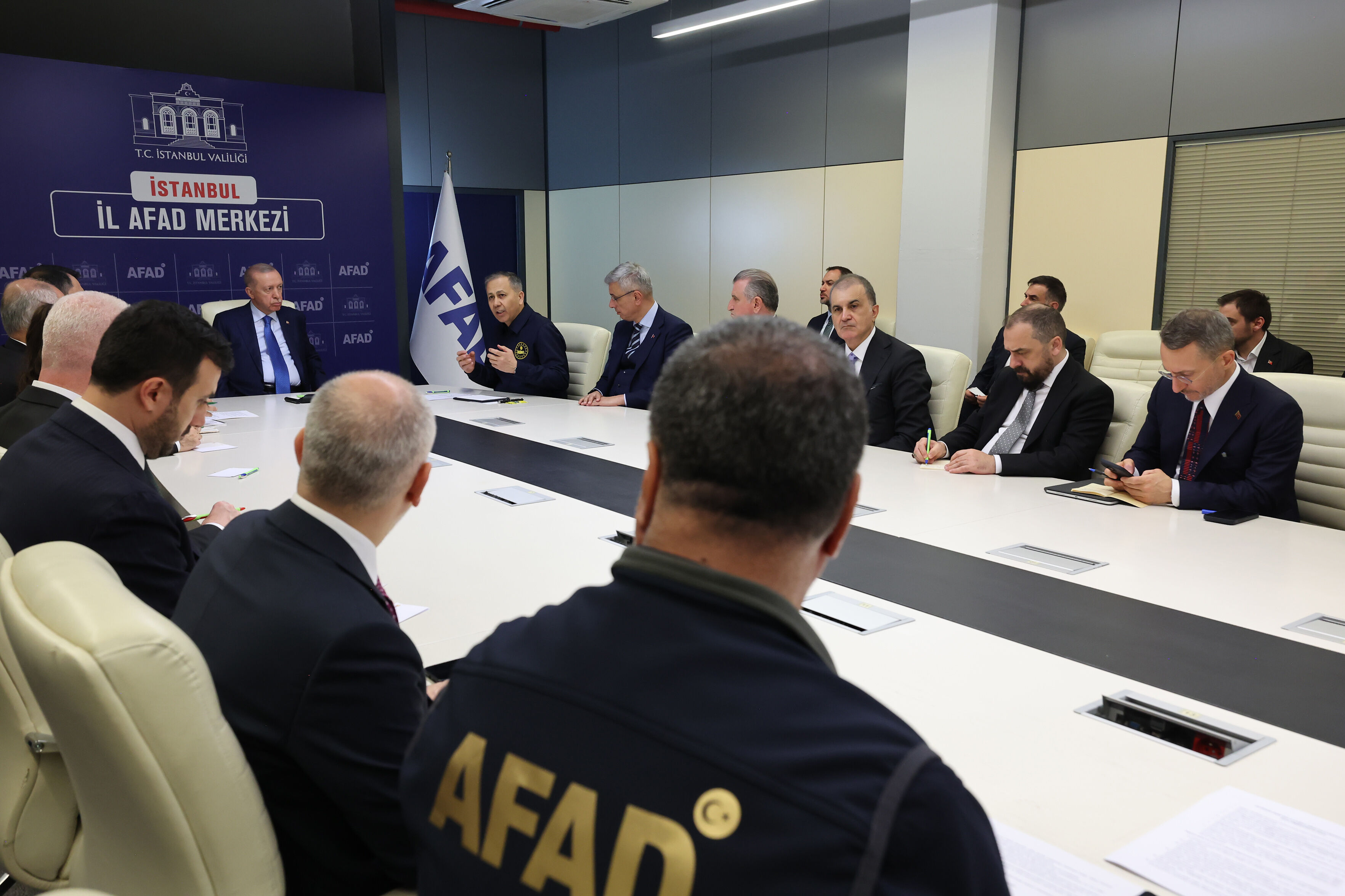 Erdoğan depremlerin ardından sahaya indi: Teyakkuz halinde kalmaya devam edeceğiz - 2. Resim