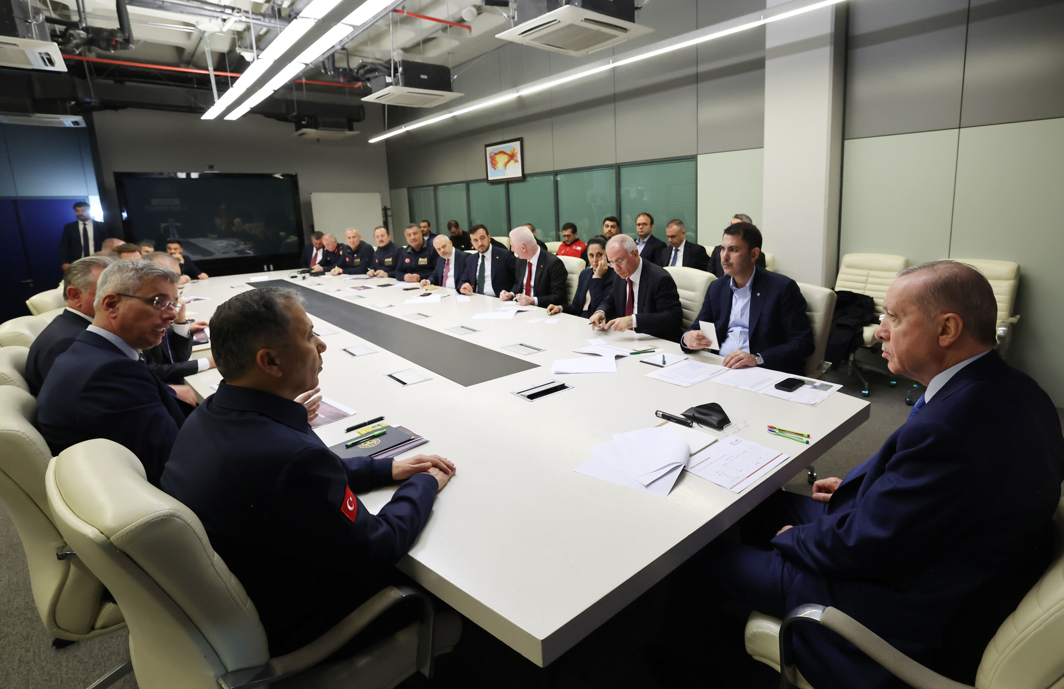 Erdoğan depremlerin ardından sahaya indi: Teyakkuz halinde kalmaya devam edeceğiz - 1. Resim