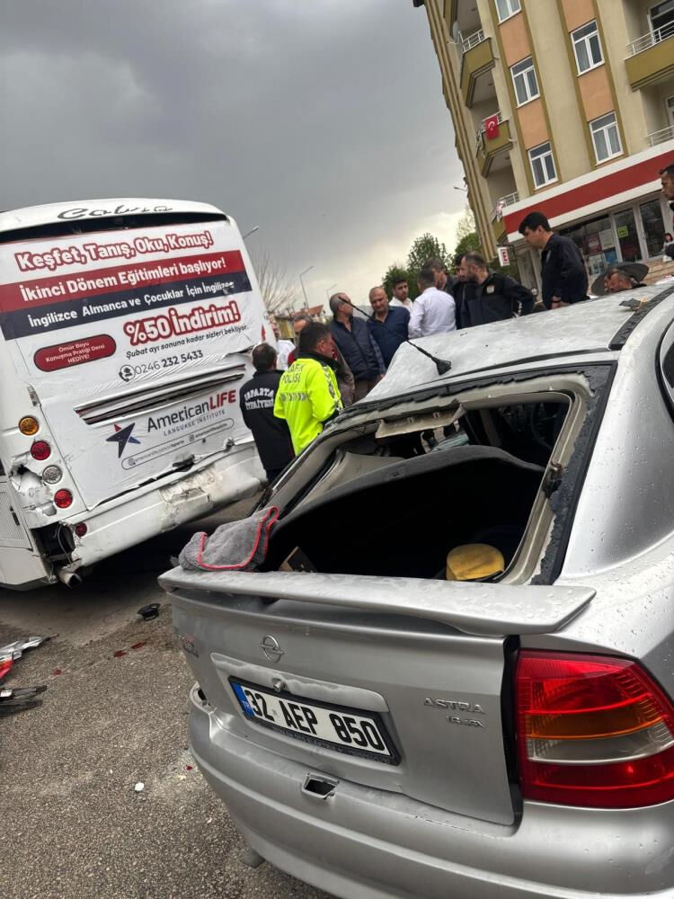 Isparta'da feci kaza! Otomobil duraktan yolcu alan otobüse çarptı: 1 ölü, 3 yaralı Isparta'da feci kaza! Otomobil duraktan yolcu alan otobüse çarptı: 1 ölü, 3 yaralı - 1. Resim