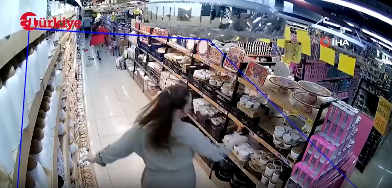 İstanbul deprem anı videoları! Ardı ardına 5 deprem mega şehirde paniğe yol açtı İstanbul deprem anı videoları! Ardı ardına 5 deprem mega şehirde paniğe yol açtı - 4. Resim