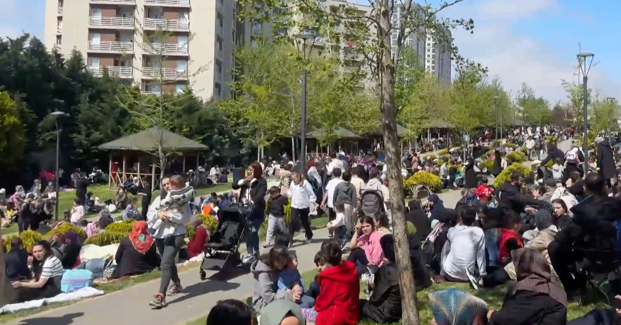 İstanbul deprem anı videoları! Ardı ardına 5 deprem mega şehirde paniğe yol açtı İstanbul deprem anı videoları! Ardı ardına 5 deprem mega şehirde paniğe yol açtı - 2. Resim