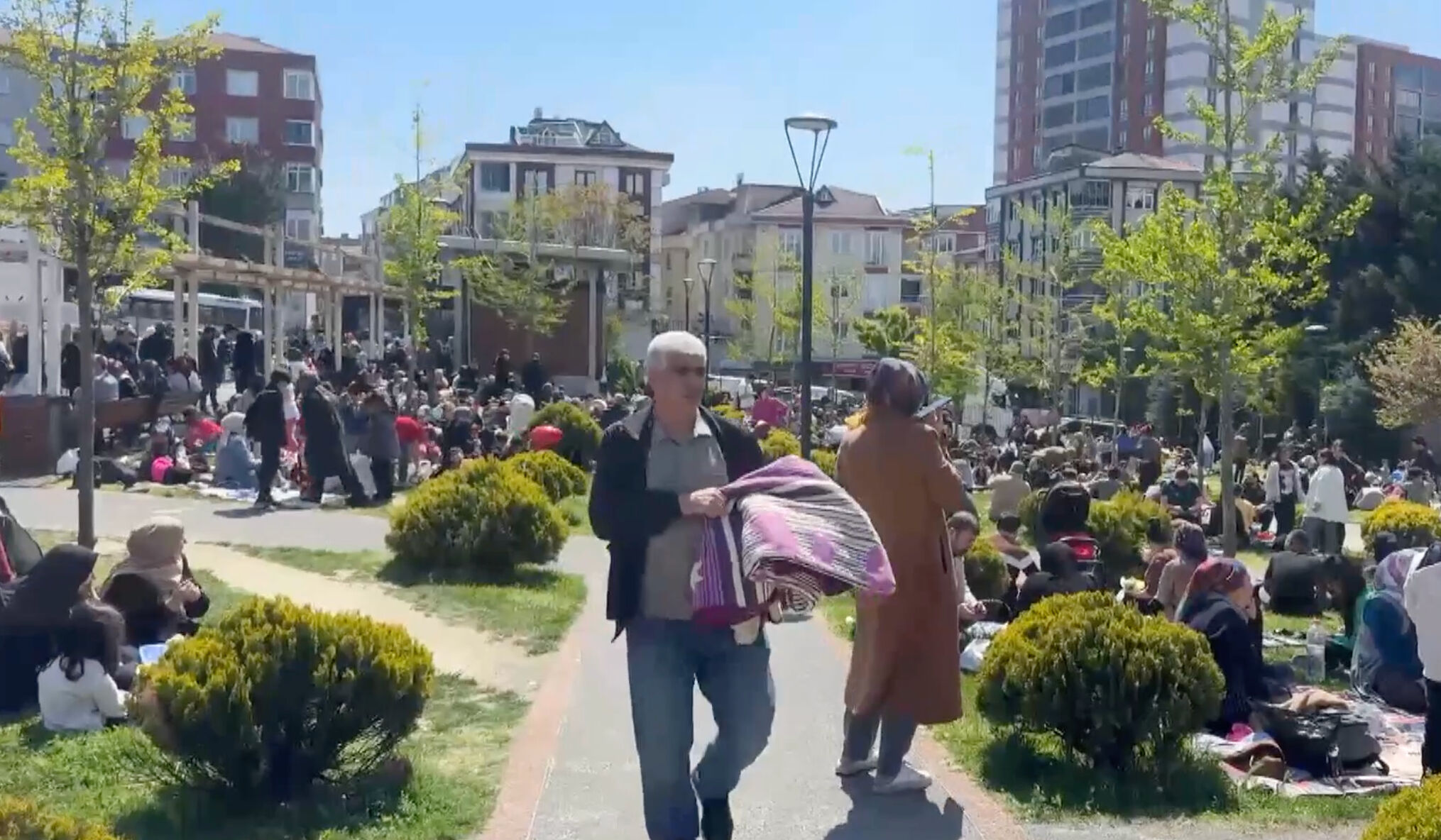 İstanbul deprem anı videoları! Ardı ardına 5 deprem mega şehirde paniğe yol açtı İstanbul deprem anı videoları! Ardı ardına 5 deprem mega şehirde paniğe yol açtı - 5. Resim