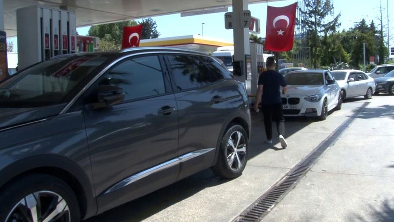 İstanbul sallandı! Trafik kilitlendi, benzin istasyonları doldu taştı İstanbul sallandı! Trafik kilitlendi, benzin istasyonları doldu taştı - 1. Resim