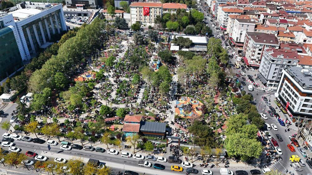 İstanbul'da 6,2'lik deprem sonrası büyük panik! Park ve bahçelere akın ettiler - 2. Resim