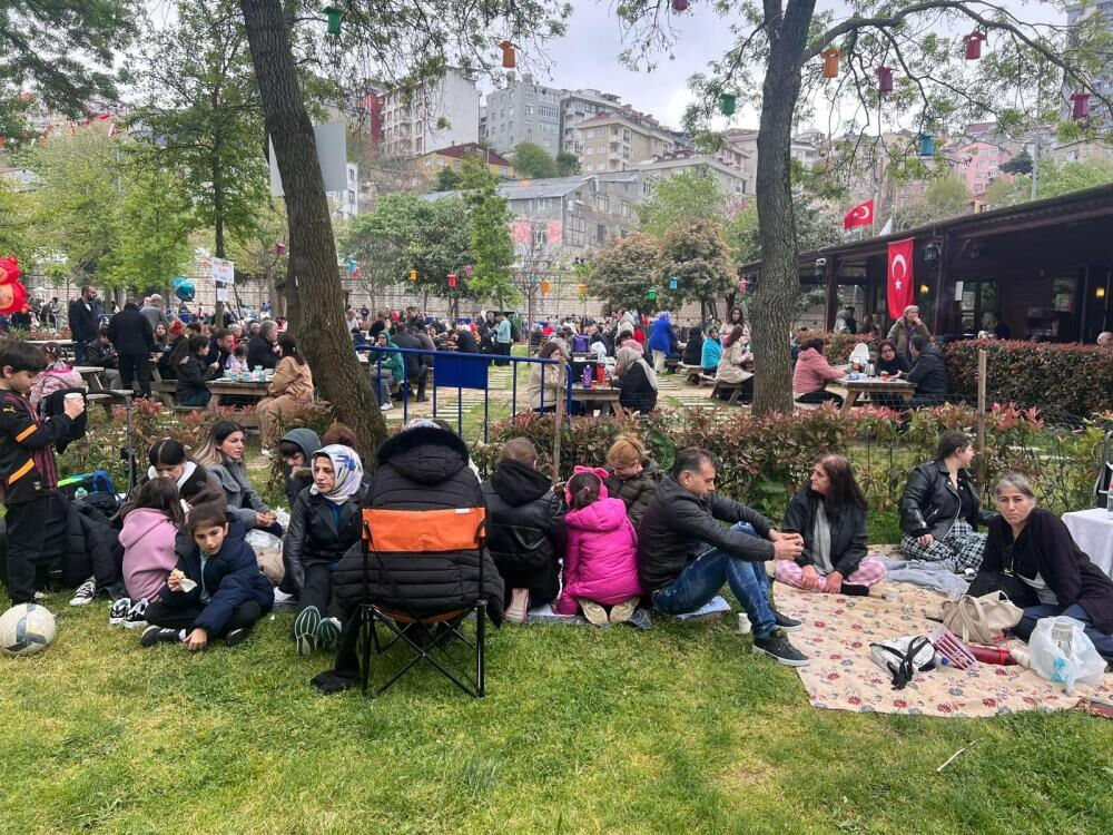 İstanbul'da 6,2'lik deprem sonrası büyük panik! Park ve bahçelere akın ettiler - 3. Resim
