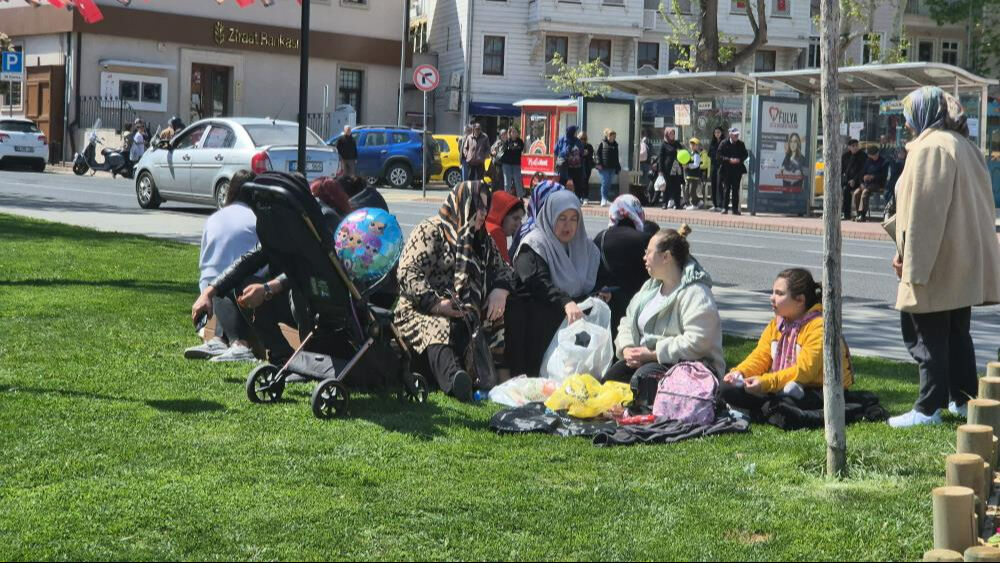 İstanbul'da 6,2'lik deprem sonrası büyük panik! Park ve bahçelere akın ettiler - 4. Resim