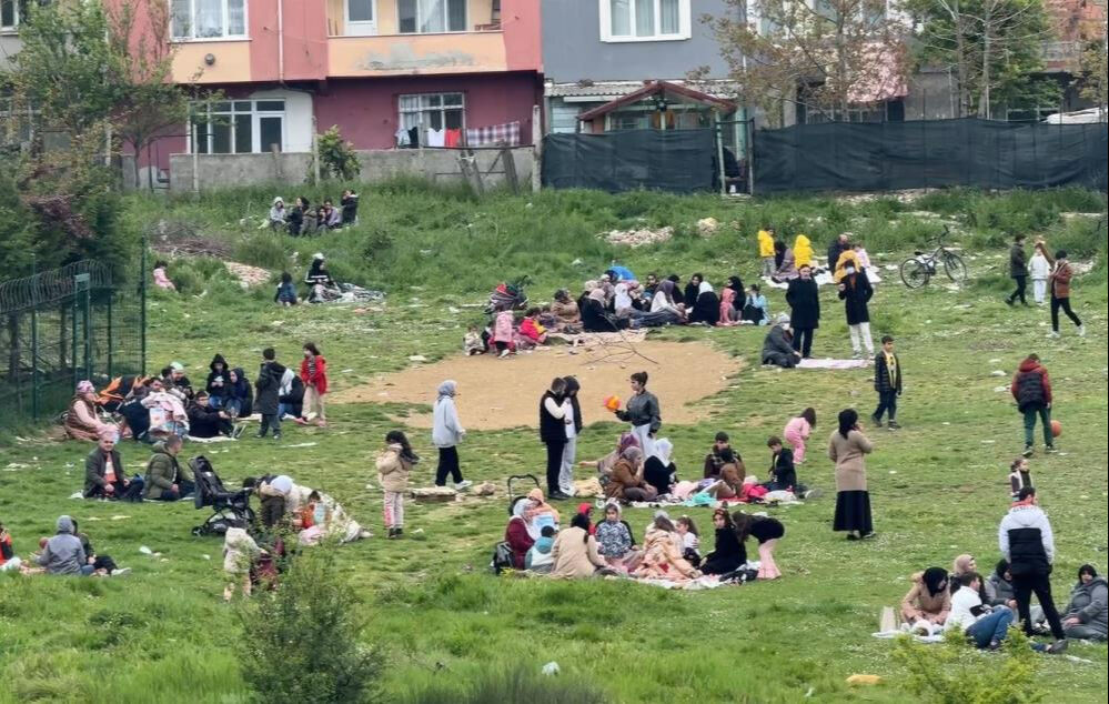 İstanbul'da 6,2'lik deprem sonrası büyük panik! Park ve bahçelere akın ettiler - 1. Resim