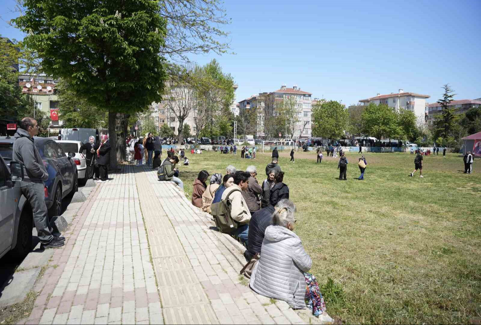İstanbul'da peş peşe depremler! Ünlü isimler yaşadığı korku dolu anları paylaştı:  İstanbul'da peş peşe depremler! Ünlü isimler yaşadığı korku dolu anları paylaştı - 1. Resim