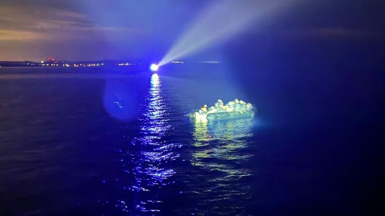 İzmir açıklarında çok sayıda düzensiz göçmen yakalandı İzmir açıklarında çok sayıda düzensiz göçmen yakalandı