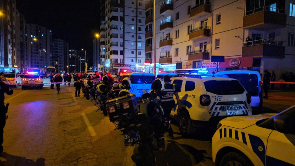 Kayseri'de ortalık karıştı, yaralılar var! Zanlı, bekçi tarafından vuruldu Kayseri'de ortalık karıştı, yaralılar var! Zanlı bekçi tarafından vuruldu - 1. Resim