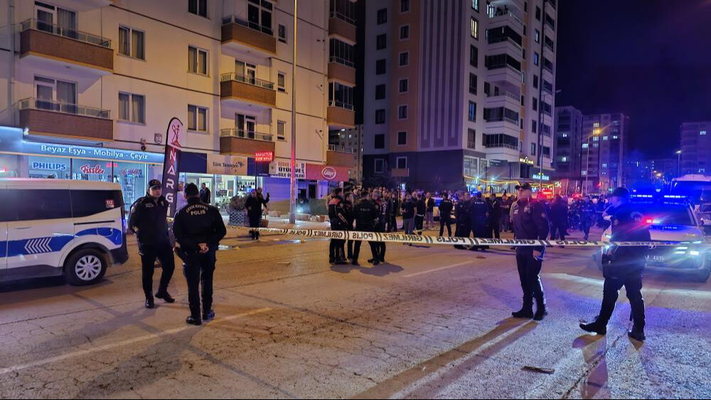 Kayseri'de ortalık karıştı, yaralılar var! Zanlı, bekçi tarafından vuruldu Kayseri'de ortalık karıştı, yaralılar var! Zanlı bekçi tarafından vuruldu - 2. Resim